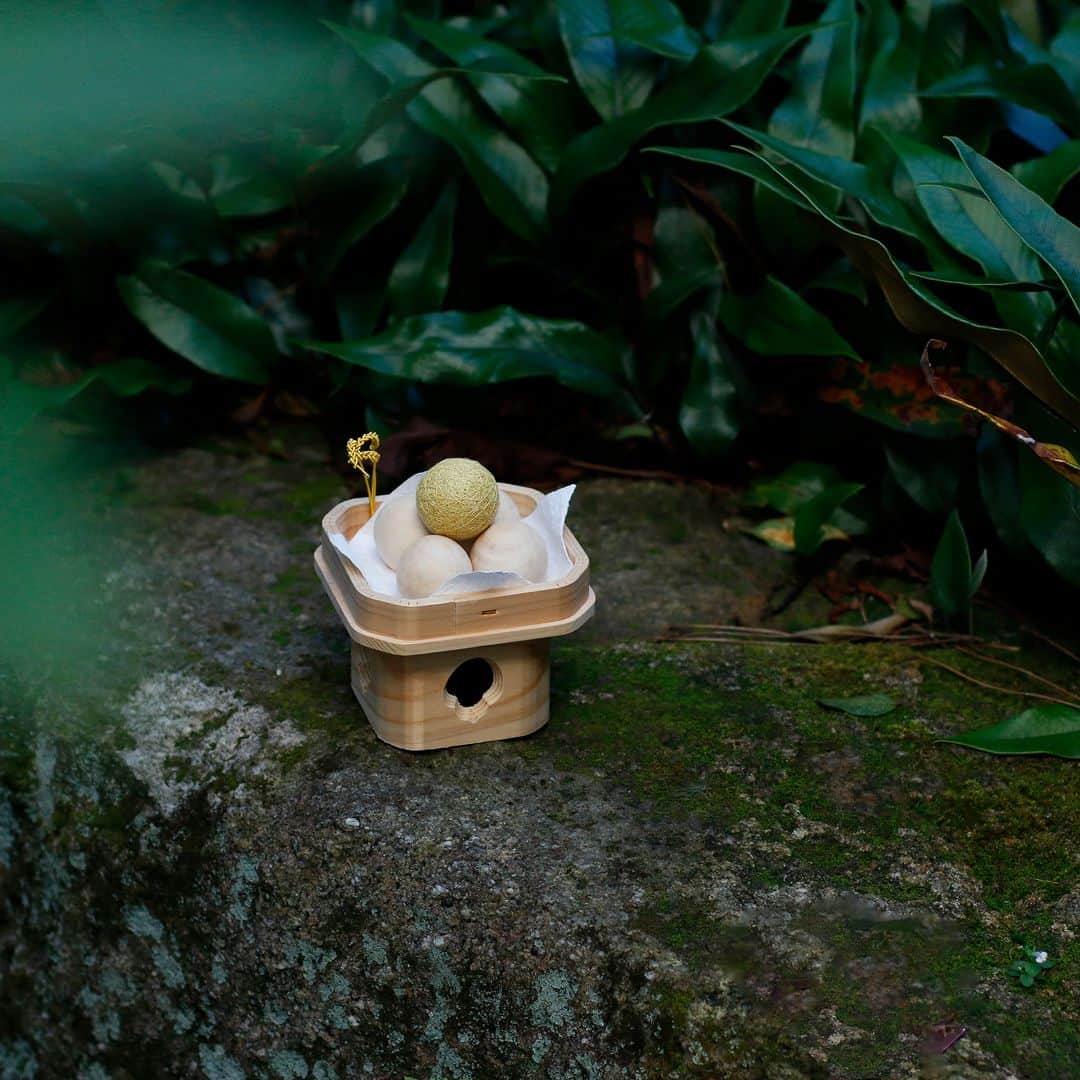 中川政七商店さんのインスタグラム写真 - (中川政七商店Instagram)「「古都、中秋の名月。」  今宵は、一年でもっとも月夜が美しい日。 次に中秋の名月と満月の日付が あわさるのは、2030年と7年も先なのだとか。  そんなお月見日和、古都奈良では 毎年「采女祭」が執り行われます。 中川政七商店 奈良本店のほど近くにある猿沢池、 普段は穏やかな場所ですが、この日だけは 池そのものが物語の舞台となるのです。  采女祭は、 かつて宮廷で食膳などの奉仕を行っていた女官 「采女（うねめ）」が、帝の寵愛が衰えたことを嘆いて 入水したという奈良時代の伝説に基づくお祭りです。  まん丸のお月様が、 池のほとりの私たちを明るく照らしてくれています。  皆さまも、美しい月夜をお楽しみください。  ▶小さなお月見飾り  @nakagawamasa7  ． 日本の工芸が教えてくれる 暮らしかた、生きかた。  Japan’s kogei. Teaching us how to live how to be. ．  #中川政七商店 #nakagawamasashichi #工芸 #暮らしの道具 #歳時記 #暮らし #暮らしを楽しむ #日本の暮らし #お月見 #お月見団子 #十五夜 #日本の風習 #インテリア #しつらい #季節の行事 #季節の設え #日本の風物詩 #采女祭 #中秋の名月」9月29日 20時04分 - nakagawamasa7