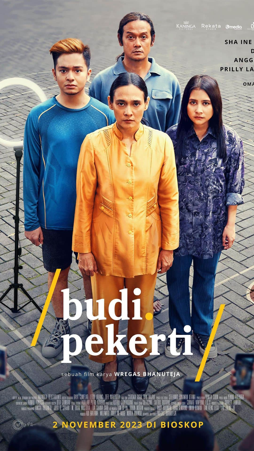 Prilly Latuconsinaのインスタグラム：「OFFICIAL POSTER BUDI PEKERTI TAYANG 2 NOVEMBER DI BIOSKOP! 🎬  Prani (@inefebriyanti) adalah seorang guru BK yang video perselisihannya dengan pengunjung pasar menjadi viral di media sosial. Akibat tindakannya yang dinilai tidak mencerminkan pribadi seorang guru, ia dicari-cari kesalahan lainnya dan terancam kehilangan pekerjaan. Bahkan, suami dan kedua anaknya — Didit (@dwisasono), Muklas (@angga), Tita (@prillylatuconsina96)— juga ikut mendapat perundungan.  #BudiPekerti #FilmBudiPekerti #Tayang2November」