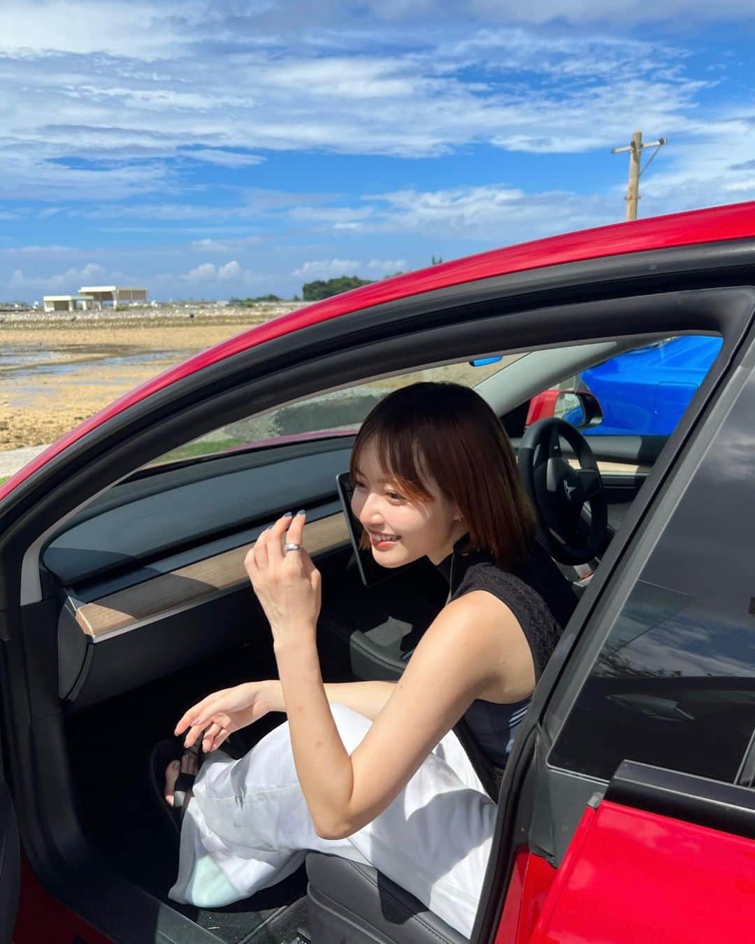 山崎江莉のインスタグラム：「TESLAで快適🌺  初日のご飯はどちらも地元の方々のおすすめに 味も雰囲気も間違いなく良過ぎた、また行きたい🤦🏻‍♂️  lunch: @okinawasoba.maruchi  dinner: @3cakuya_2020   今回の旅、TESLAを借りたから快適に色々巡れてる🤝🏻  @lightmarks.ev  で借りました、那覇空港からも近めなアクセス◎」