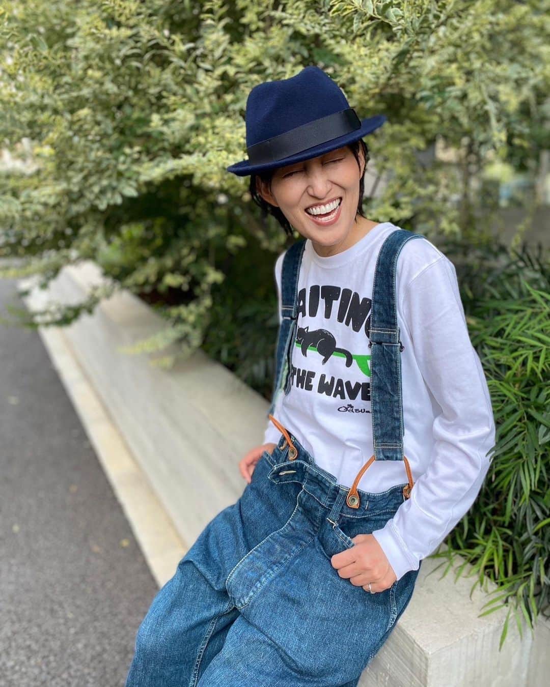 のインスタグラム：「新作ロンT！  「WAITING FOR THE WAVES」  フロント胸元には、「WAITING FOR THE WAVES」ロゴとサーフボードに乗った猫が波を待っている様子がキュートにほのぼのと描かれ、そのキュートさに心掴まれるデザイン👏  #アロカジ#alohacasual  #スタイリスト #純子さん  #Hawaii #wikiki #palmtree #beach #湘南 #アロハ#児島 #ジーンズ#madeinjapan #redwing #アメカジ #ジーパン #ootd  #fashion  #instafashion #vintage#リンクコーデ#アメカジコーデ#ジーパンコーデ#ビンテージ#ビッグサイズ#大きいサイズ#ロンT」