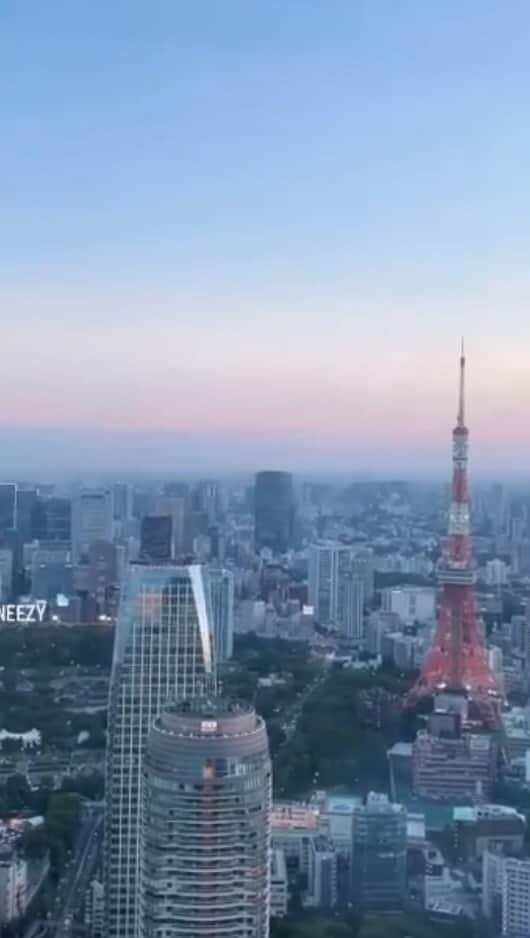 Andaz Tokyo アンダーズ 東京のインスタグラム：「少しずつ秋めいてきた東京。ルーフトップ バーのテラスで心地良い風に吹かれながら、美しい景色とミクソロジーカクテルに酔いしれる金曜日はいかがでしょうか🍸皆様も素敵な週末をお過ごしください😉  With the autumn breeze finally filling the Rooftop Bar terrace, now is the perfect time to unwind while admiring the stunning sunsets, sip the refreshing mixology cocktails and see the bustling city of Tokyo from 250 meters above.  #ルーフトップバー #rooftopbar #アンダーズ東京 #andaztokyo #stunning #tokyohotel #tokyobar #hotelbar #東京ホテル #東京バー #ミクソロジー #happyfriday」