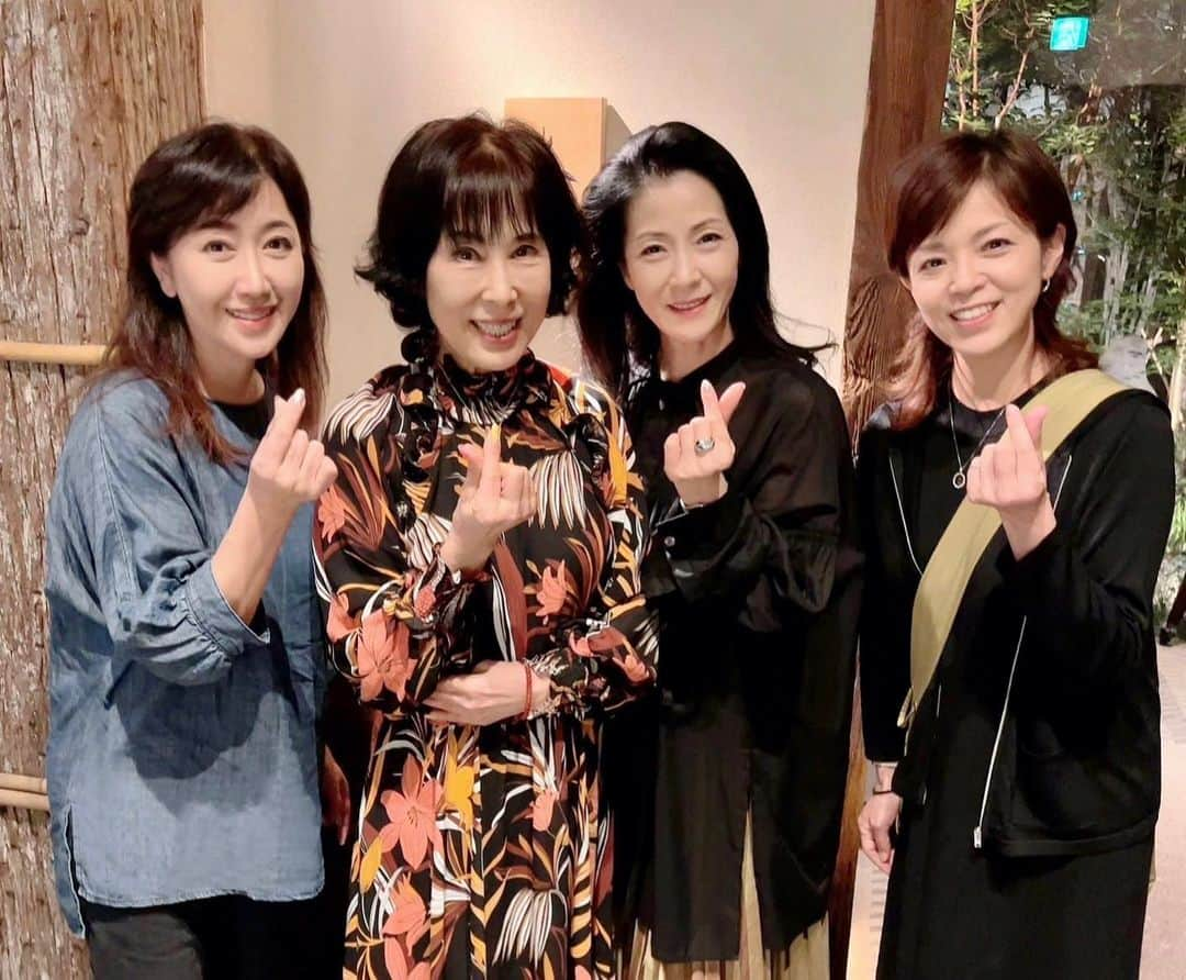 伍代夏子のインスタグラム：「昨夜は久しぶりに冬美さん、悠里さんとお食事へ🥂 ワタクシと詢子さんは、公水ちゃんの工房から直行なので…陶芸の格好のままですね😅 着替え持って行けばよかった〜🥴 #久しぶりのお食事会  #美味しいお店  #西麻布大嶋  #原田悠里 さん #坂本冬美 さん #石原詢子 さん」