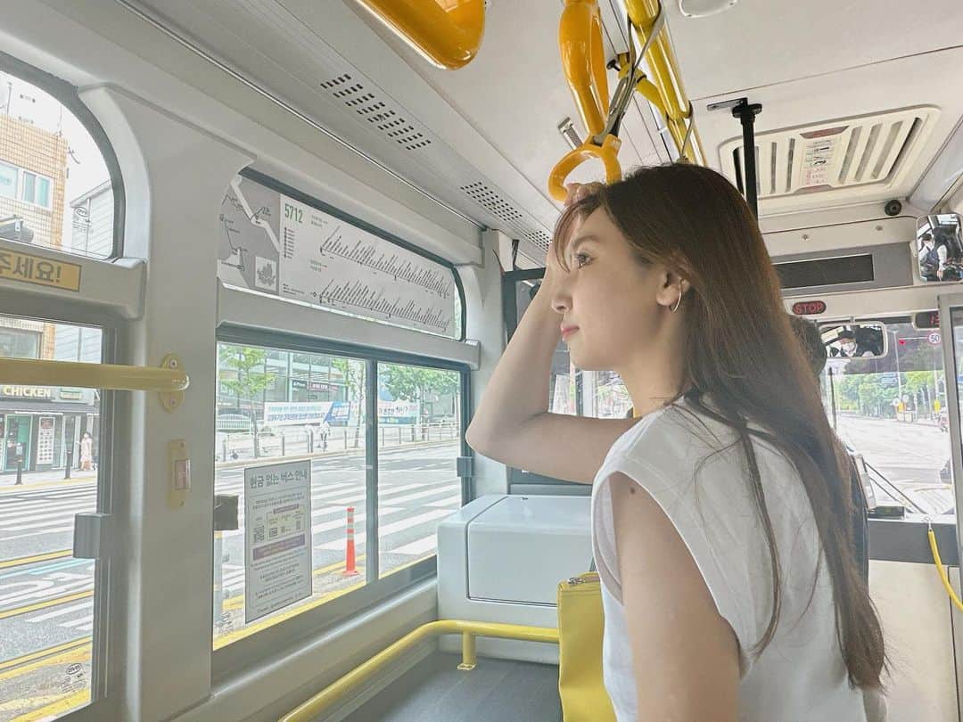 畑下由佳のインスタグラム：「何ヶ月か前...④  今回たくさんバスに乗って、ちょこちょこ色んなところ周れたので楽しかったなー  #✈️ #🚌 #🍰 #🐷  #弾丸旅行 #seoul #cafe #dayoff #時間経つの早すぎる」