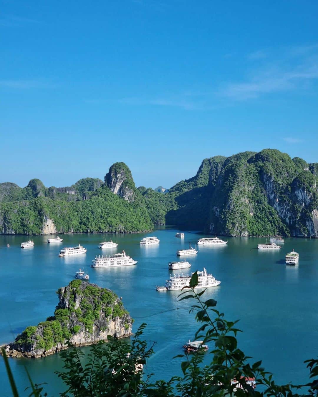 ユナ・デュフネさんのインスタグラム写真 - (ユナ・デュフネInstagram)「📍Ha Long Bay, Vietnam 🇻🇳  . . . #Vietnam #halongbay #Cruise #magic #amazingview #KingKong #Monkey #Pearl #Kayak #Fun #Hapiness #sea #catbaisland」9月29日 20時10分 - youna_d