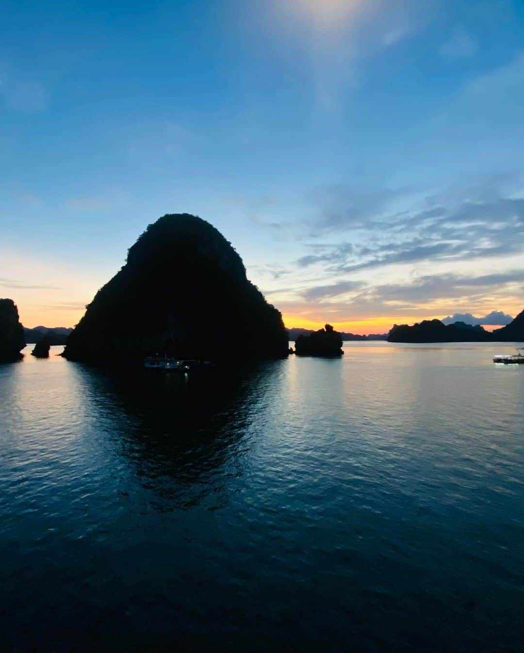 ユナ・デュフネさんのインスタグラム写真 - (ユナ・デュフネInstagram)「📍Ha Long Bay, Vietnam 🇻🇳  . . . #Vietnam #halongbay #Cruise #magic #amazingview #KingKong #Monkey #Pearl #Kayak #Fun #Hapiness #sea #catbaisland」9月29日 20時10分 - youna_d