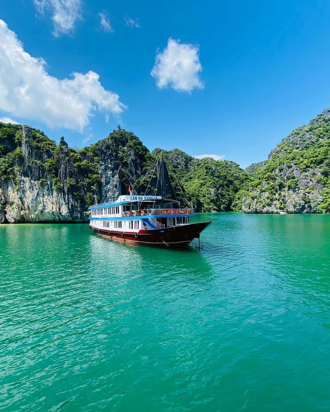 ユナ・デュフネさんのインスタグラム写真 - (ユナ・デュフネInstagram)「📍Ha Long Bay, Vietnam 🇻🇳  . . . #Vietnam #halongbay #Cruise #magic #amazingview #KingKong #Monkey #Pearl #Kayak #Fun #Hapiness #sea #catbaisland」9月29日 20時10分 - youna_d