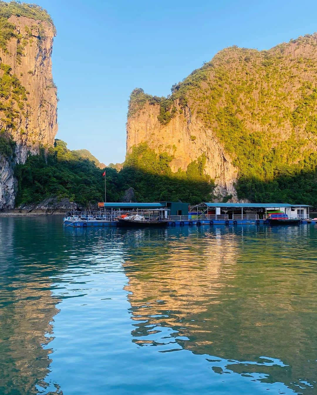 ユナ・デュフネさんのインスタグラム写真 - (ユナ・デュフネInstagram)「📍Ha Long Bay, Vietnam 🇻🇳  . . . #Vietnam #halongbay #Cruise #magic #amazingview #KingKong #Monkey #Pearl #Kayak #Fun #Hapiness #sea #catbaisland」9月29日 20時10分 - youna_d