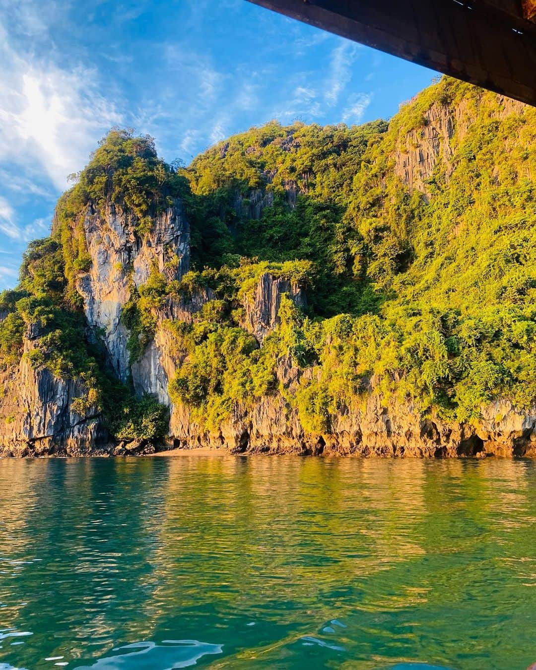 ユナ・デュフネさんのインスタグラム写真 - (ユナ・デュフネInstagram)「📍Ha Long Bay, Vietnam 🇻🇳  . . . #Vietnam #halongbay #Cruise #magic #amazingview #KingKong #Monkey #Pearl #Kayak #Fun #Hapiness #sea #catbaisland」9月29日 20時10分 - youna_d