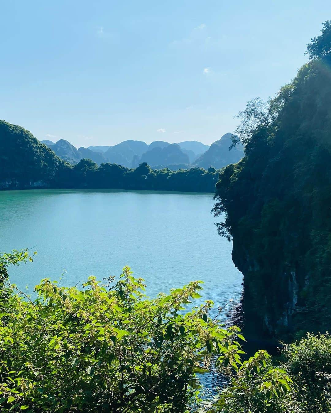 ユナ・デュフネさんのインスタグラム写真 - (ユナ・デュフネInstagram)「📍Ha Long Bay, Vietnam 🇻🇳  . . . #Vietnam #halongbay #Cruise #magic #amazingview #KingKong #Monkey #Pearl #Kayak #Fun #Hapiness #sea #catbaisland」9月29日 20時10分 - youna_d