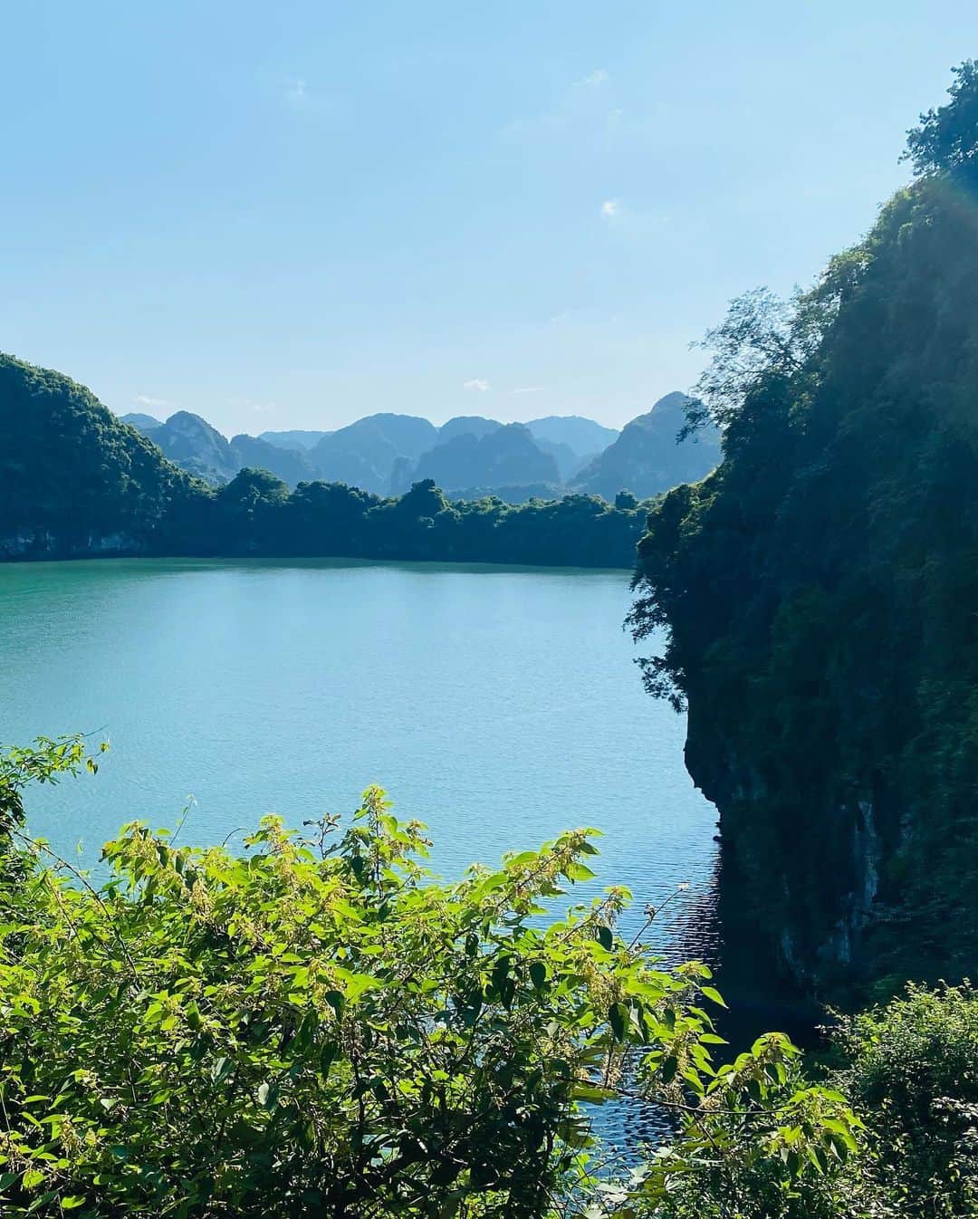 ユナ・デュフネのインスタグラム：「📍Ha Long Bay, Vietnam 🇻🇳  . . . #Vietnam #halongbay #Cruise #magic #amazingview #KingKong #Monkey #Pearl #Kayak #Fun #Hapiness #sea #catbaisland」