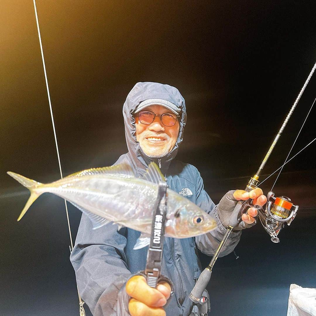 渕上万莉 さんのインスタグラム写真 - (渕上万莉 Instagram)「三重県の錦沖でバチコンアジング✖️イカメタル🦑  大好きな釣りが二本立て年間通して楽しめるのはここ‼️🐟🦑  いつも休みが出来るとここに遊びにくる🛥👭🌙 今回は34の鋭角兄貴こと家邊さんも一緒に🙌🏽🐟  この日、愛海丸船長から1発目に言われたのが 『カメムシやばいで🐢‼️』  1番怯えてたのは家邊さん（笑）🤣🤣 暑いのに全身レイン防御してた😂🌙 なぜかここ最近、三重県、和歌山県の沖ではカメムシの活性が高いらしい🐢♨️  私らもかなり覚悟して出船したけど 途中雨が降ったおかげなのか『レベル0.3』ぐらいで済んだらしい🐢  にっしゃんの頭には可愛い子が懐いてたよ🥰  今のところ、イカよりもアジが調子良いとの事で両方うまいこと時合いに合わせて釣れたら良いなぁと貪欲な考えでこのロッドをチョイス✨  34の新作✨  【CER−60b】  バチコンアジングとイカメタル両方使える竿🦑🐟‼️  2ピースベイトロッド🎣 ティップの硬さが違う竿先トップが２本セットになっていて水深やメタルの重さによって差し替えれる事が出来るというかなり有能な一本✨  家邊さんいわく、 20号より重たいシンカーを使うなら硬めの竿先を。 口切れしやすいアジを狙ったり、20号までの軽いシンカーを使って浅棚を狙ったりする時は柔らかめの竿先を使うのがオススメだって🌙🦑🐟  軽いし感度も抜群でめちゃくちゃ気に入ったー😍🎣✨  今後、年間通してかなり使う機会がありそう✨✨  そしてもうすぐここで開催される バチコンアジングイベント🎣✨ 明日9/30.10/1の2日間にエントリーできるとの事なので遊びに来れる方は是非お待ちしてますねー🙌🏽👭❣️  その頃にはもう🐢ちゃんも居なくなってるはず（笑）😎‼️✨  #愛海丸 #バチコン #バチコンアジング #ボートアジング #アジング #34 #thityfour #釣り大会 #三重県錦 #にっしゃん #フッチー」9月29日 20時10分 - mari_fuchigami