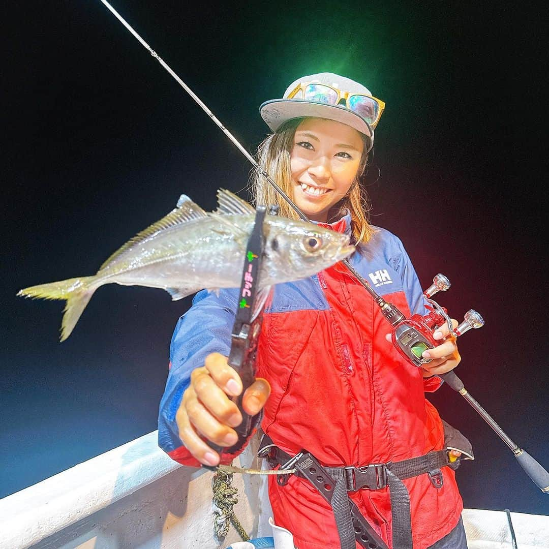 渕上万莉 のインスタグラム：「三重県の錦沖でバチコンアジング✖️イカメタル🦑  大好きな釣りが二本立て年間通して楽しめるのはここ‼️🐟🦑  いつも休みが出来るとここに遊びにくる🛥👭🌙 今回は34の鋭角兄貴こと家邊さんも一緒に🙌🏽🐟  この日、愛海丸船長から1発目に言われたのが 『カメムシやばいで🐢‼️』  1番怯えてたのは家邊さん（笑）🤣🤣 暑いのに全身レイン防御してた😂🌙 なぜかここ最近、三重県、和歌山県の沖ではカメムシの活性が高いらしい🐢♨️  私らもかなり覚悟して出船したけど 途中雨が降ったおかげなのか『レベル0.3』ぐらいで済んだらしい🐢  にっしゃんの頭には可愛い子が懐いてたよ🥰  今のところ、イカよりもアジが調子良いとの事で両方うまいこと時合いに合わせて釣れたら良いなぁと貪欲な考えでこのロッドをチョイス✨  34の新作✨  【CER−60b】  バチコンアジングとイカメタル両方使える竿🦑🐟‼️  2ピースベイトロッド🎣 ティップの硬さが違う竿先トップが２本セットになっていて水深やメタルの重さによって差し替えれる事が出来るというかなり有能な一本✨  家邊さんいわく、 20号より重たいシンカーを使うなら硬めの竿先を。 口切れしやすいアジを狙ったり、20号までの軽いシンカーを使って浅棚を狙ったりする時は柔らかめの竿先を使うのがオススメだって🌙🦑🐟  軽いし感度も抜群でめちゃくちゃ気に入ったー😍🎣✨  今後、年間通してかなり使う機会がありそう✨✨  そしてもうすぐここで開催される バチコンアジングイベント🎣✨ 明日9/30.10/1の2日間にエントリーできるとの事なので遊びに来れる方は是非お待ちしてますねー🙌🏽👭❣️  その頃にはもう🐢ちゃんも居なくなってるはず（笑）😎‼️✨  #愛海丸 #バチコン #バチコンアジング #ボートアジング #アジング #34 #thityfour #釣り大会 #三重県錦 #にっしゃん #フッチー」