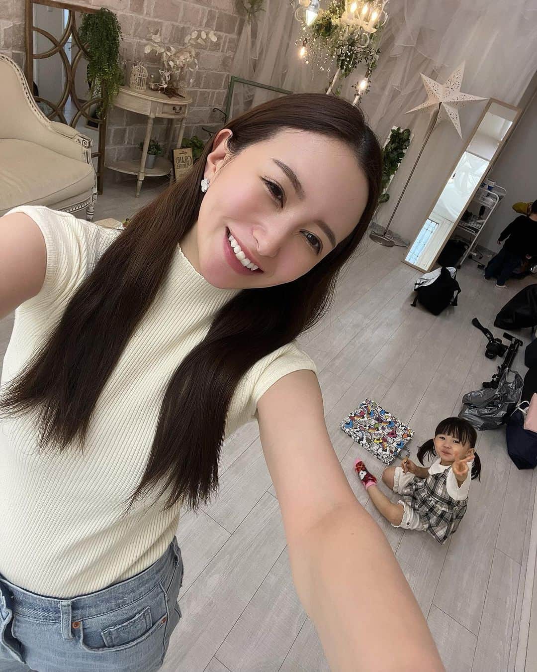 小川真葵のインスタグラム：「可愛いスタジオで絵本の広告撮影でした👧🩵  #キッズモデル #ベビーモデル #広告撮影 #撮影モデル」