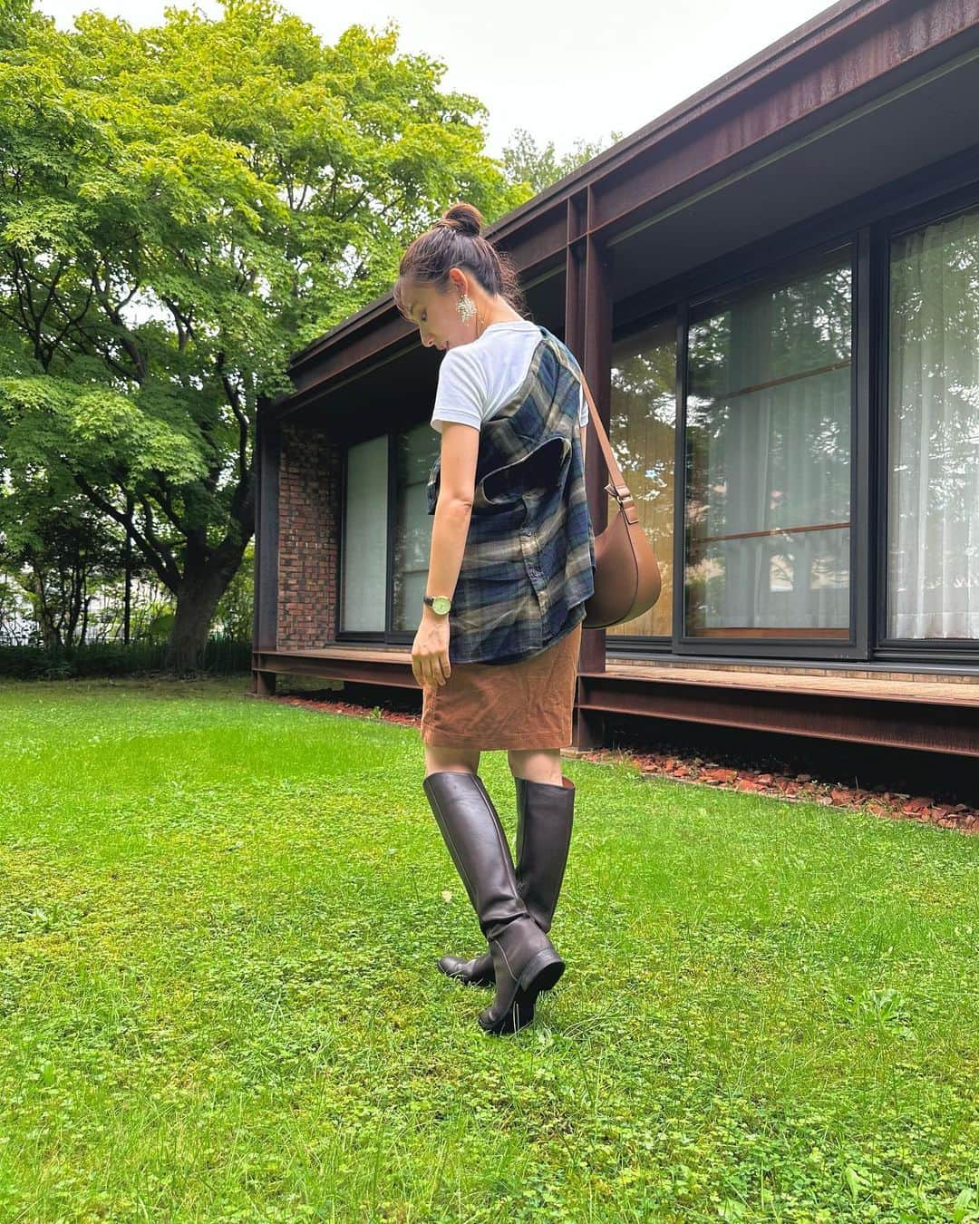 sayoko_betseyさんのインスタグラム写真 - (sayoko_betseyInstagram)「𝗈𝗈𝗍𝖽🍂 ⁡ 𝗎𝗇𝗂𝗊𝗅𝗈の #フランネルチェックシャツ 𝟦𝟨𝟤𝟦𝟢𝟥 𝖼𝗈𝗅𝗈𝗋: 𝟧𝟪 𝖽𝖺𝗋𝗄 𝗀𝗋𝖾𝖾𝗇 𝗌𝗂𝗓𝖾: 𝖬 男女兼用 ⁡ まだちょっと暑かった日☀︎ 長袖を羽織るには暑い時も、最近お気に入りの斜めがけだと、ちょっと秋のスタイルが楽しめる🍂 寒い時は羽織れるしちょうど良いね ⁡ これを着て秋の探検に行くのを楽しみにしている今日この頃🐿🍂 ⁡ ⁡ 最後の写真、蚊にさされてるのを発見して、無表情になってた🤣 まだ油断できないね ⁡ #ootd #uniqlo #uniqlo2023fw #ユニクロ #フランネルシャツ #ユニクロシャツアレンジ #シャツコーデ #秋 #秋コーデ #155cmコーデ #骨格診断ウェーブ #レザータッチワンハンドルバッグ」9月29日 20時10分 - sayoko_betsey