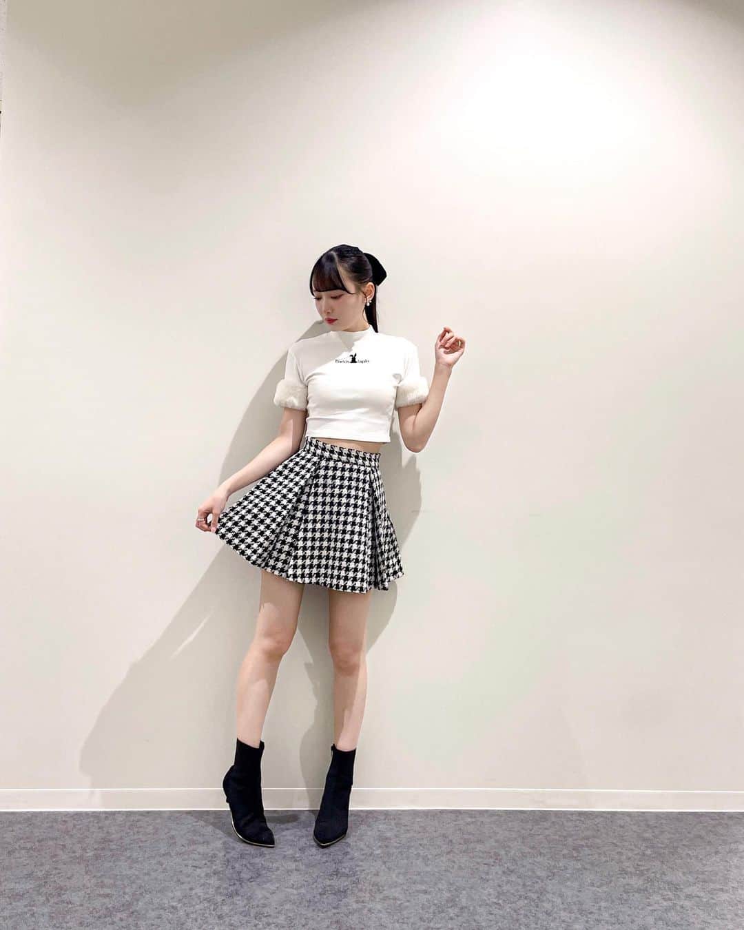 鈴木瞳美のインスタグラム：「❤︎  一目惚れしたコーデ🐇❤︎  久々のミニスカート ちょっぴり照れちゃうね〜」