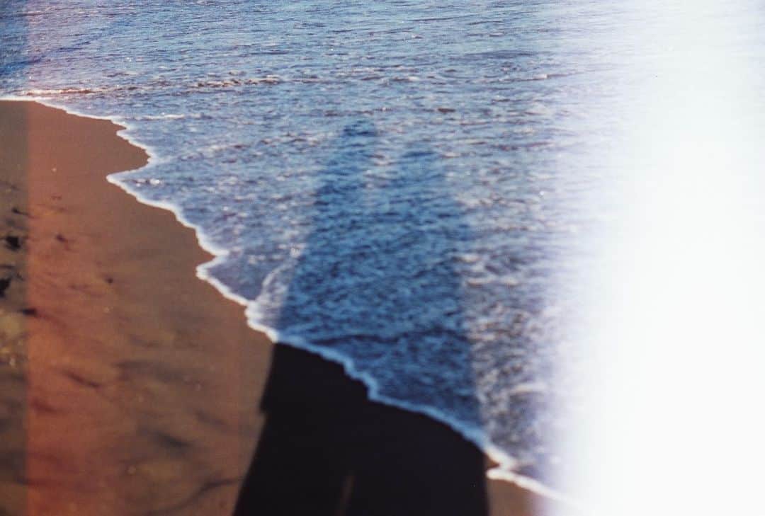 上野遥さんのインスタグラム写真 - (上野遥Instagram)「夏の思い出📷  由莉耶がフィルムカメラで撮ってくれました！！  なんという最高すぎるお写真！！！  最近フィルムがあまり手に入らなくなってから 機会がなく撮れていなかったので、 撮りたい！となりました📷  #フィルムカメラ #江ノ島 #江ノ島観光 #片瀬江ノ島」9月29日 20時11分 - harutan.pink