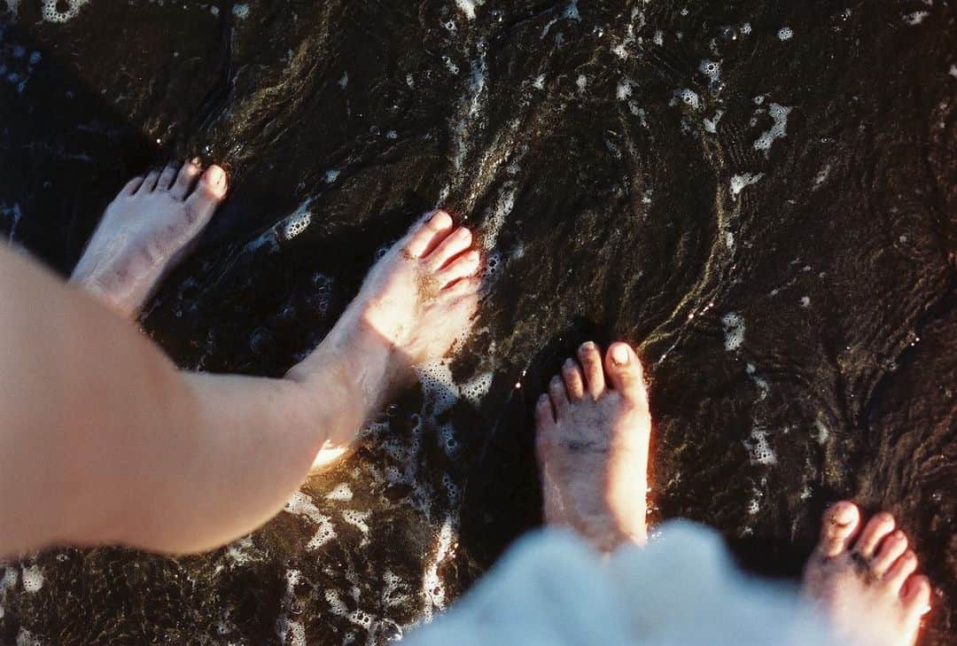 上野遥さんのインスタグラム写真 - (上野遥Instagram)「夏の思い出📷  由莉耶がフィルムカメラで撮ってくれました！！  なんという最高すぎるお写真！！！  最近フィルムがあまり手に入らなくなってから 機会がなく撮れていなかったので、 撮りたい！となりました📷  #フィルムカメラ #江ノ島 #江ノ島観光 #片瀬江ノ島」9月29日 20時11分 - harutan.pink