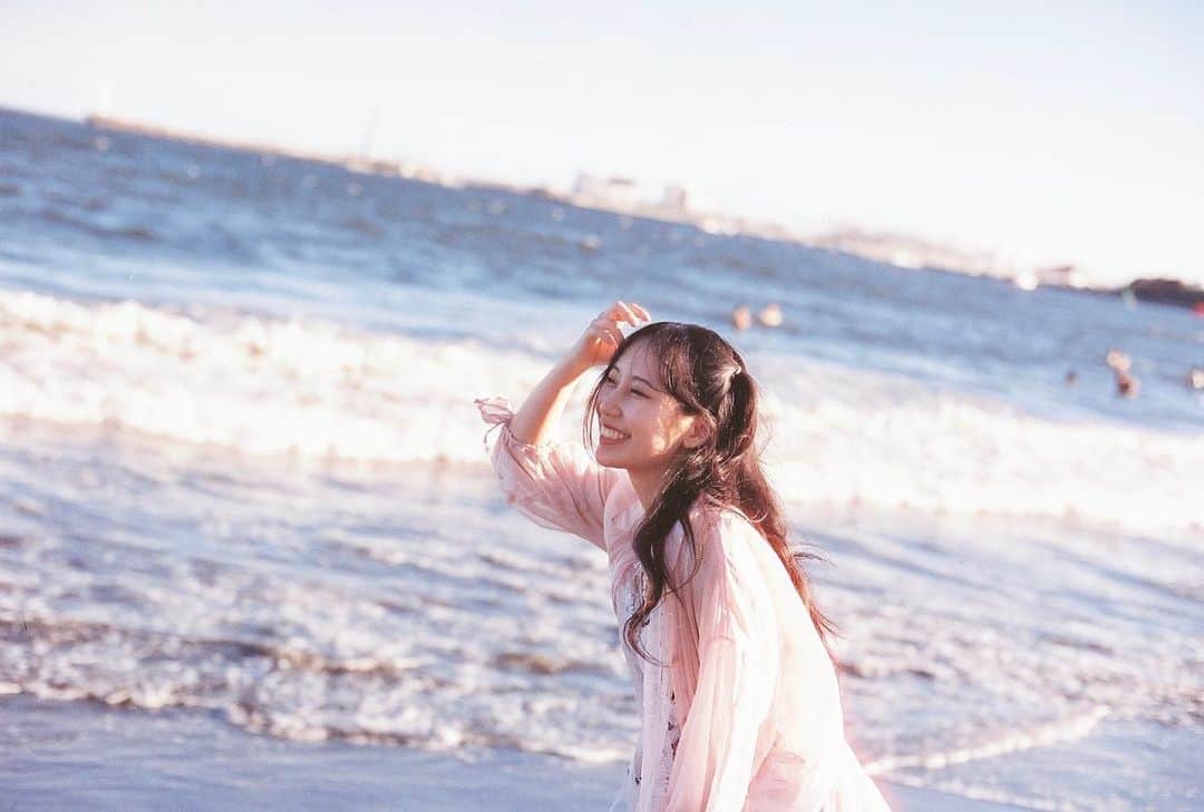 上野遥のインスタグラム：「夏の思い出📷  由莉耶がフィルムカメラで撮ってくれました！！  なんという最高すぎるお写真！！！  最近フィルムがあまり手に入らなくなってから 機会がなく撮れていなかったので、 撮りたい！となりました📷  #フィルムカメラ #江ノ島 #江ノ島観光 #片瀬江ノ島」