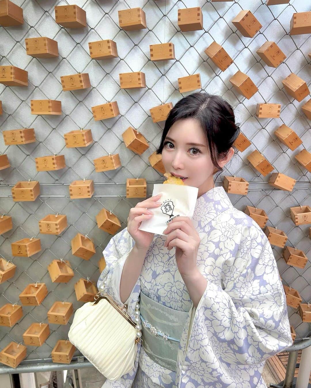 さわいえりさんのインスタグラム写真 - (さわいえりInstagram)「⠀  久しぶりの浅草⛩️  ご参拝したり食べ歩きしたり♡  お着物とヘアセットは @asakusa_kimono.niji 💕  ラベンダーとホワイトで清楚に。 髪飾りと帯留めとバッグは、パールで合わせてみた🤍  ⠀  ⠀  PR#着物レンタル #浅草レンタル着物 #浅草着物レンタル #浅草着物レンタル虹 #浅草着物 #浅草着物散策」9月29日 20時11分 - beauty_eri7