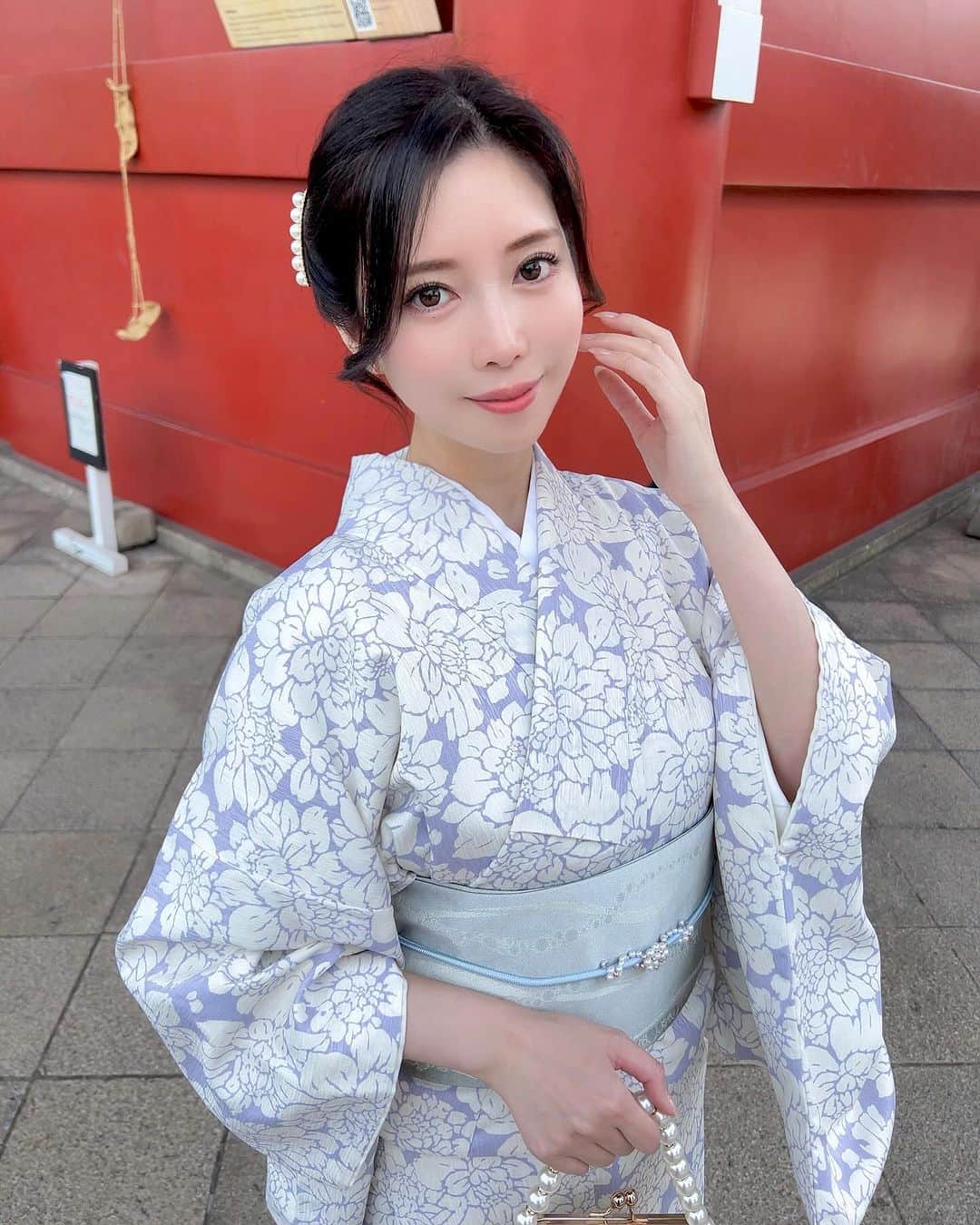 さわいえりさんのインスタグラム写真 - (さわいえりInstagram)「⠀  久しぶりの浅草⛩️  ご参拝したり食べ歩きしたり♡  お着物とヘアセットは @asakusa_kimono.niji 💕  ラベンダーとホワイトで清楚に。 髪飾りと帯留めとバッグは、パールで合わせてみた🤍  ⠀  ⠀  PR#着物レンタル #浅草レンタル着物 #浅草着物レンタル #浅草着物レンタル虹 #浅草着物 #浅草着物散策」9月29日 20時11分 - beauty_eri7