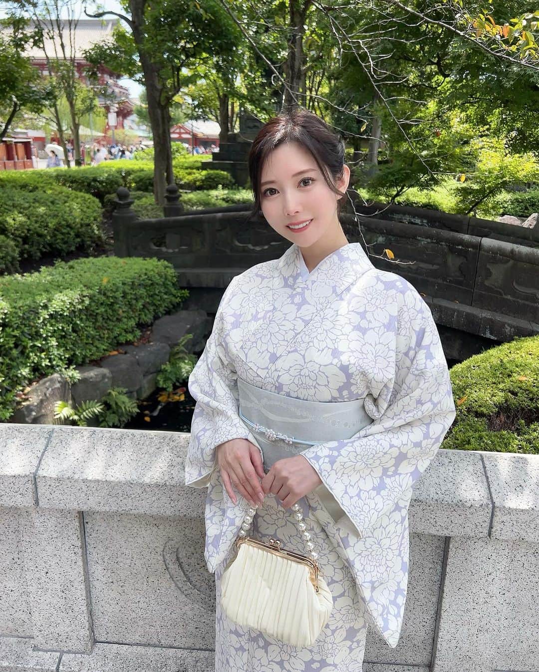 さわいえりさんのインスタグラム写真 - (さわいえりInstagram)「⠀  久しぶりの浅草⛩️  ご参拝したり食べ歩きしたり♡  お着物とヘアセットは @asakusa_kimono.niji 💕  ラベンダーとホワイトで清楚に。 髪飾りと帯留めとバッグは、パールで合わせてみた🤍  ⠀  ⠀  PR#着物レンタル #浅草レンタル着物 #浅草着物レンタル #浅草着物レンタル虹 #浅草着物 #浅草着物散策」9月29日 20時11分 - beauty_eri7