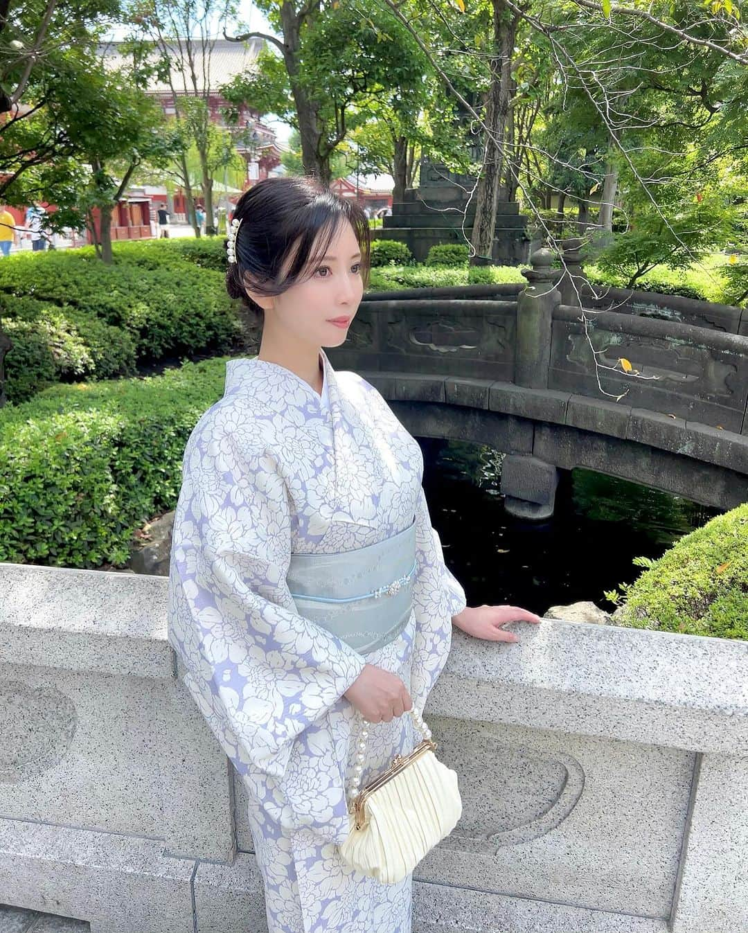 さわいえりさんのインスタグラム写真 - (さわいえりInstagram)「⠀  久しぶりの浅草⛩️  ご参拝したり食べ歩きしたり♡  お着物とヘアセットは @asakusa_kimono.niji 💕  ラベンダーとホワイトで清楚に。 髪飾りと帯留めとバッグは、パールで合わせてみた🤍  ⠀  ⠀  PR#着物レンタル #浅草レンタル着物 #浅草着物レンタル #浅草着物レンタル虹 #浅草着物 #浅草着物散策」9月29日 20時11分 - beauty_eri7