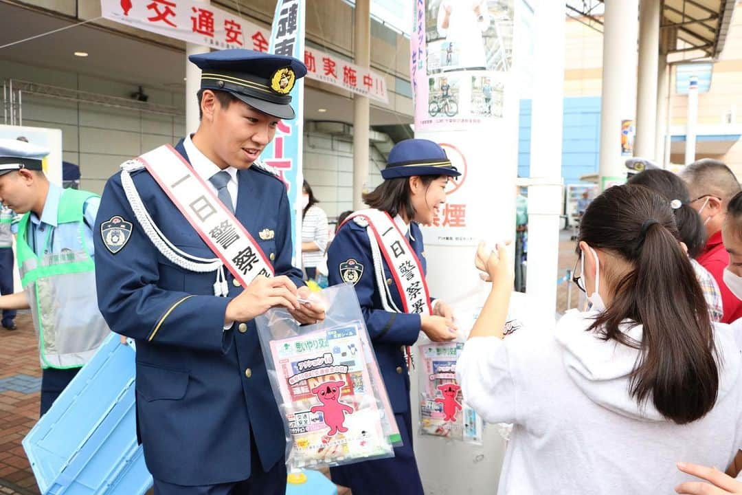 中村妃智さんのインスタグラム写真 - (中村妃智Instagram)「秋の交通安全運動にて、 一日警察署長してきました！！  こんな貴重な機会をいただきありがとうございました✨ BMX(@ssmbmx315 )、トラック、MTB(@yutamtb )の選手が3人揃うのもなんだか凄い😆  署にて委嘱状を受けとった後に、イベントでパトカーのサイレンを鳴らしての登場🚓🚨 交通安全宣言をおこない、それぞれの自転車の説明も行わせていただきました✨  それにしてもチーバくんの敬礼が可愛すぎる💓 私たちも敬礼の仕方を教えていただき、ピシッと決めました🫡  自転車は車両！ そしてヘルメット着用によって死亡事故もグンと下がるそうです⛑ これからスポーツの秋となりますが、安全に気をつけて楽しい自転車ライフを過ごしてくださいね🥰  #一日警察署長  #チーバくん  #千葉中央警察署  #交通安全」9月29日 20時12分 - kisatonakamura