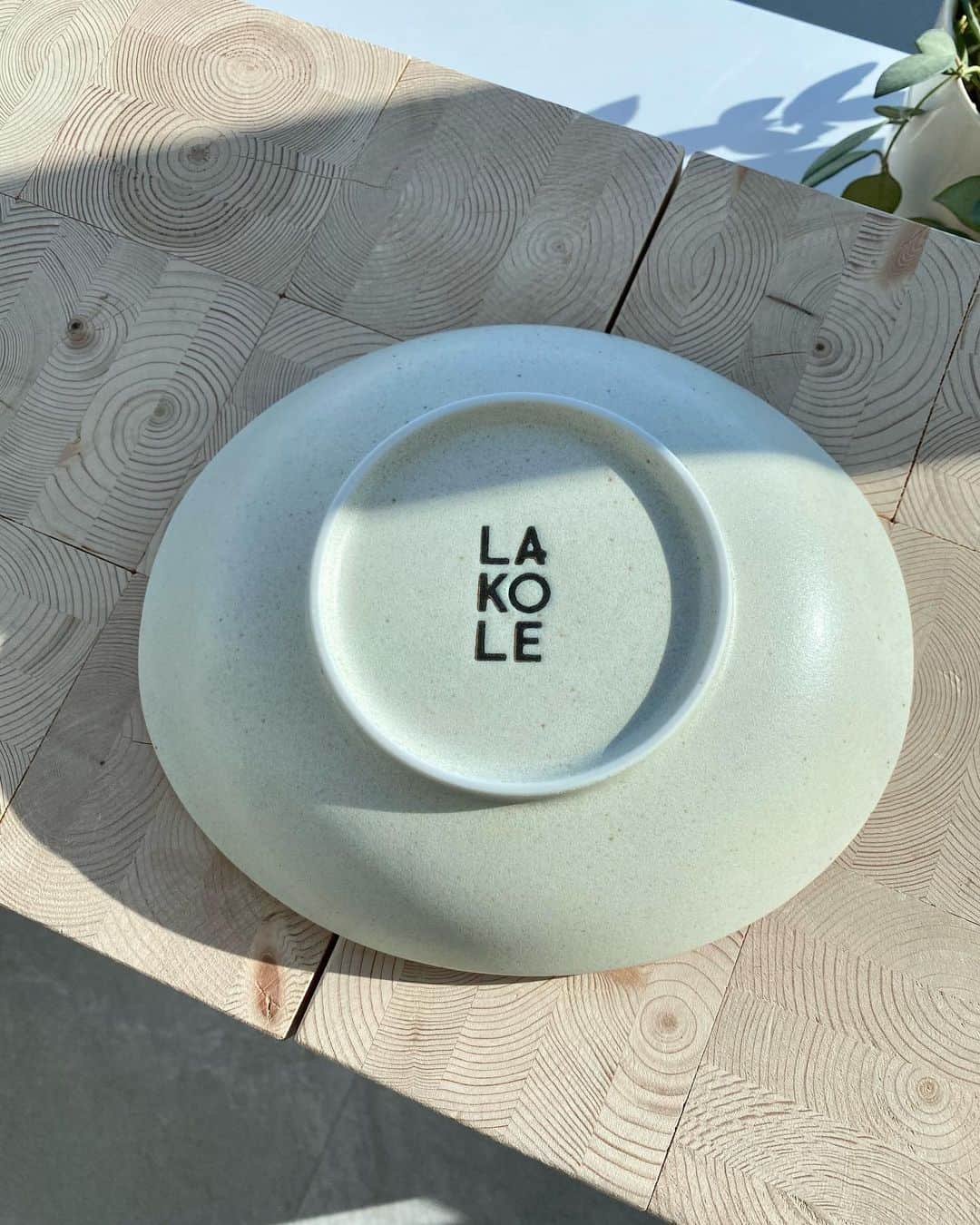 LAKOLE / ラコレさんのインスタグラム写真 - (LAKOLE / ラコレInstagram)「. #LAKOLE_GOODS シンプルなデザインの、日本製美濃焼きシリーズ。 カレーやパスタに使いやすい、オーバル(楕円形)タイプのお皿です。 どんな食卓にも合わせやすい、豊富なカラーバリエーションをご用意しました。 カラーによって、違った質感もお楽しみいただけます。 ⁡ ✔︎ 美濃焼きオーバルカレー皿 (870965) ¥440 tax in ⁡ ⁡ 店舗一覧はプロフィールTOPハイライトからもご覧いただけます！>> @lakole_official  ⁡ ⁡ ⁡ #LAKOLE #ラコレ #あたりまえを素敵に #食器 #プレート #和食器 #日本製食器 #美濃焼き #美濃焼 #美濃焼き食器 #美濃焼食器 #カレー皿 #器好き #うつわのある暮らし #うつわ好き #美濃焼 #陶器 #madeinjapan #日本製 #シンプルな暮らし #プチプラ #プチプラ雑貨 #テーブルウェア #テーブルコーディネート #lakole食器 #食器好き」9月29日 20時14分 - lakole_official