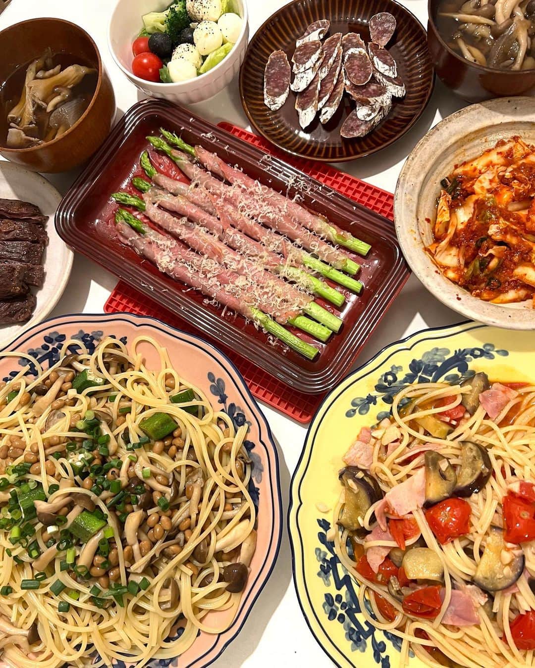 のインスタグラム：「もらったお皿で早速パスタにした夕飯\(//∇//)\  納豆パスタの量が多すぎてはみ出てる〜（笑）  ほんと、私、センスない（笑）  でも新しい素敵なお皿嬉しいな〜\(//∇//)\  最後の一枚はやっと姫の希望の素麺弁当！  まだまだ暑かったからね(≧∀≦)  しかも半田素麺なので少し太めでコシがあって美味しいの(๑>◡<๑)  汁も漏れなかったみたいで、大満足でした╰(*´︶`*)╯♡  #甘糟ご飯#おうちご飯#夕飯#ジノリ#素麺弁当」