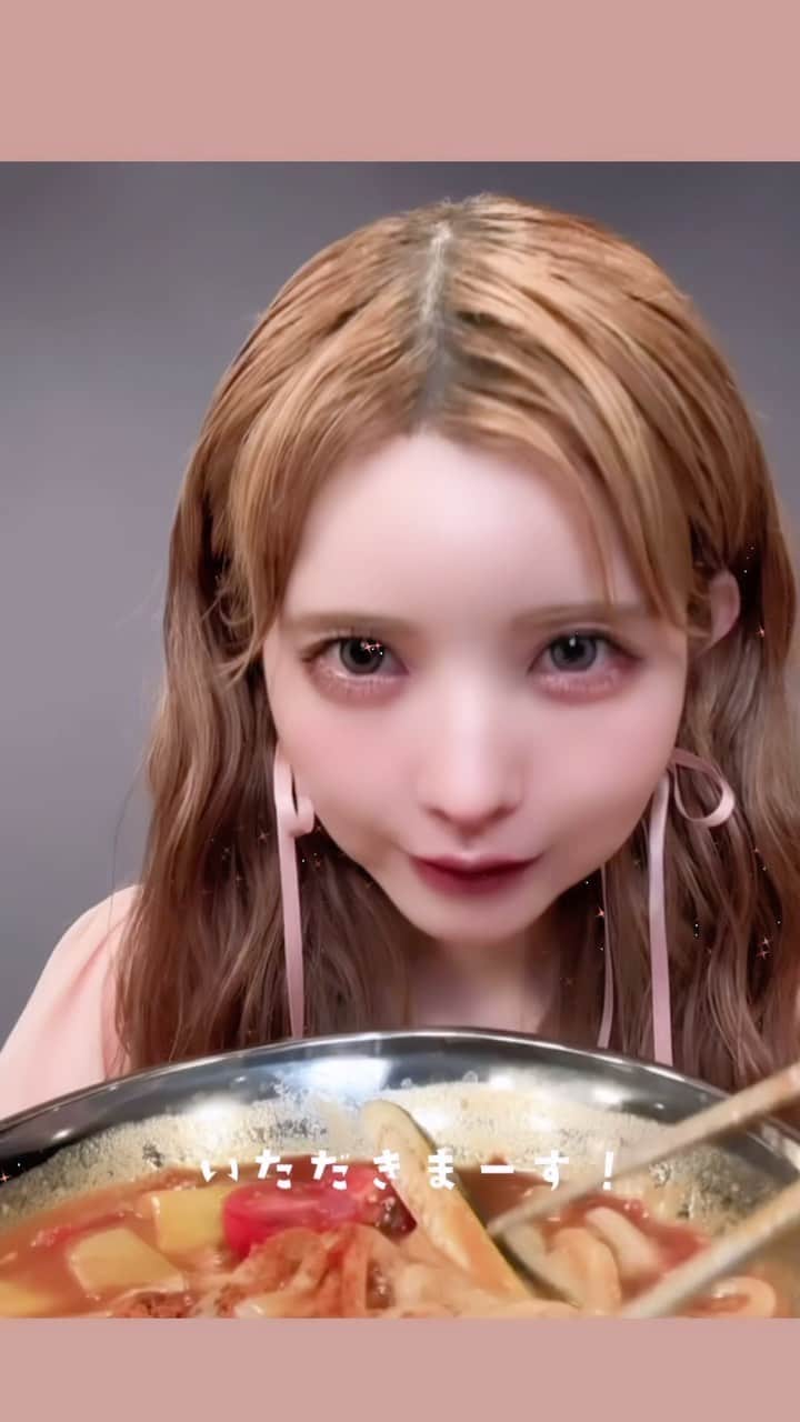 益若つばさのインスタグラム：「益若つばさ×養老乃瀧のスパイシートマトカレーうどんご好評につき再販スタートしたよ！  そろそろ第一弾組が届くから食べたら感想教えてねー❤️‍🔥🍛☺️ 友達美味しくて追加で8食買ったらしい。笑  辛いの食べられない人もスパイス別添えかので、 カレー好きならぜひ食べてみてほしい☺️❤️‍🔥 #トマトカレーうどん #うどん#養老乃瀧　#udon #food#japan」
