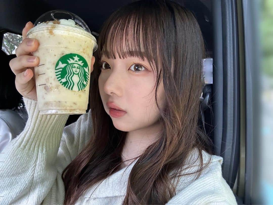 あんのインスタグラム：「スターバックス☕️おさつバターフラペチーノ風メイク🍠🧈  今日あんチャンネルに投稿しました☕️☕️🍠🍠🍠  色とか質感を「おさつバター！！！！！」って感じにするためにめちゃくちゃこだわったの！！！！！！  おさつバター関係なく、秋のお出かけメイクにもとっっっってもおすすめなので、見てみてくれたら嬉しいです🍠🤍  #メイク #コスメ #毎日メイク #jkメイク #jk #06 #ベイビーチャンネル #ootd #fashion #데일리 #셀카 #오오티디 #일본 #일본인 #여고생 #japanesegirl #고등학생 #여고생 #おさつバターフラペチーノ」