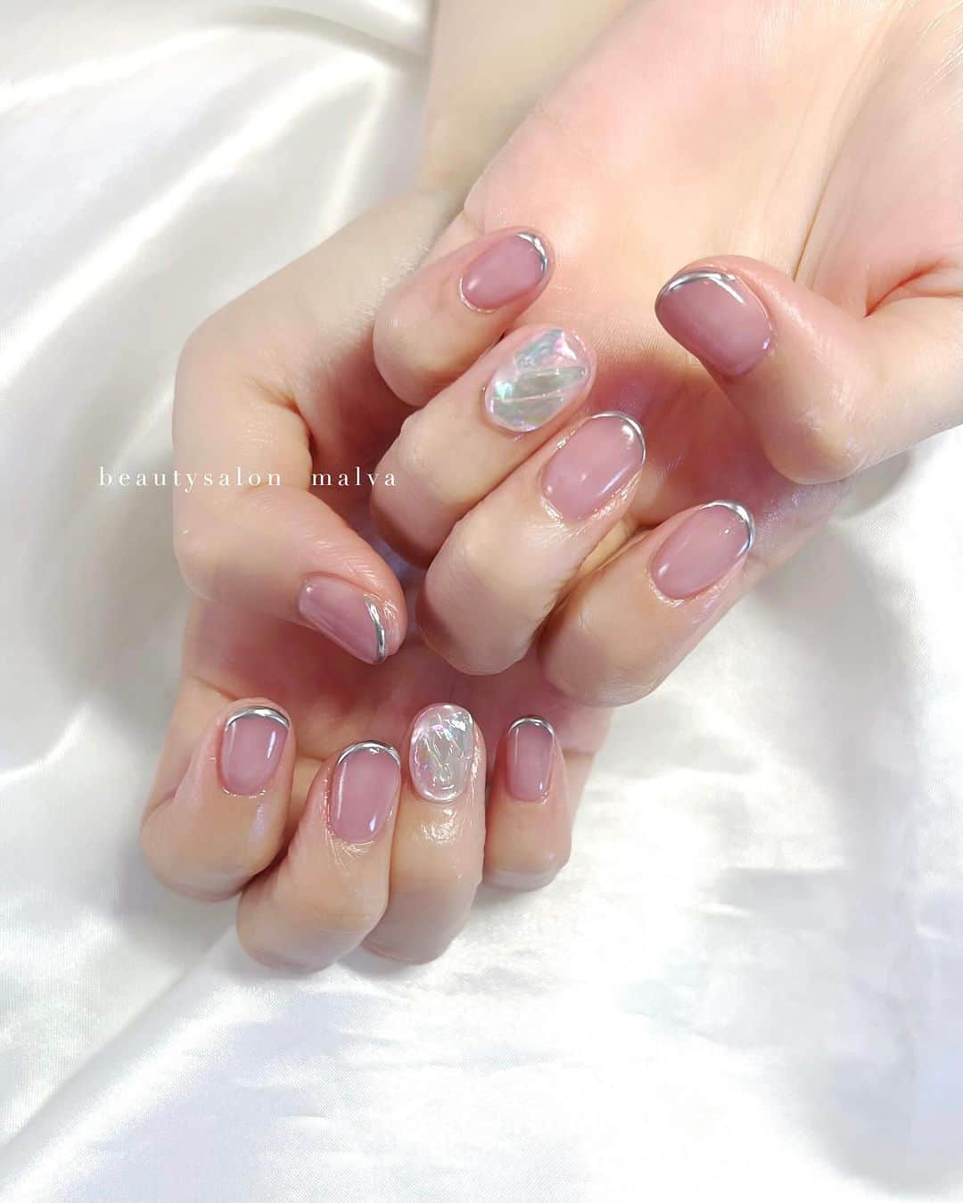 nailsalon malva（ネイルサロンマルヴァ）さんのインスタグラム写真 - (nailsalon malva（ネイルサロンマルヴァ）Instagram)「【フレンチスタイル121】でご予約可能😊 載せるのが遅くなってしまいましたが🙇‍♀️  @tsubasamasuwaka1013  益若つばさちゃん が今してくれてるネイルです💅 ⁡ ちゅるんとしたベースカラーに 先端シルバーメタリックフレンチ✨ ⁡ 薬指には最近お気に入りの アイスストーンのグリーンをオン💚 ⁡ ⁡ ↪︎ ネイルのケアと保証期間 ⁡ malvaのネイルはドライケア、カットスタイルも込みです。 保証期間は約4週間となります（※ご新規様は3週間となります）。 ⁡ ＿＿＿＿＿＿＿＿＿＿＿＿＿ ⁡ ⁡ 𝐛𝐞𝐚𝐮𝐭𝐲𝐬𝐚𝐥𝐨𝐧 𝐦𝐚𝐥𝐯𝐚⠀ 📍明治神宮前駅｜原宿駅　徒歩𝟑分 ⠀ 💬ご予約やお問い合わせ 𝐋𝐈𝐍𝐄から承っております @ 𝐦𝐚𝐥𝐯𝐚 ⁡ お気軽にご連絡ください♡ ⁡ ⁡ ＿＿＿＿＿＿＿＿＿＿＿＿＿＿ ⁡ ▸ジェルネイル｜スカルプ｜ネイルケア ▸まつげカール｜まつげエクステ｜ワンホンエクステ ▸ハーブよもぎ蒸し ▸ワックス脱毛 ⁡ \ アシスタント募集中💁‍♀️ / ⁡ ▸リモート可オンラインの画像動画制作アシスタント ▸サロンワーク全般アシスタント ⁡ ⁡ #秋ネイル2023 #アイスストーンネイル #ちゅるんネイル  #シースルーネイル #malva #malvaネイル  #透け感ネイル #メタリックフレンチネイル  #ネイル #原宿ネイル #トレンドネイル  #表参道ネイル #東京ネイルサロン　#明治神宮前ネイル #新宿ネイル #千駄ヶ谷ネイル  #harajukunails #tokyonails #tokyonailsalon ⁡」9月29日 20時23分 - malva_nail