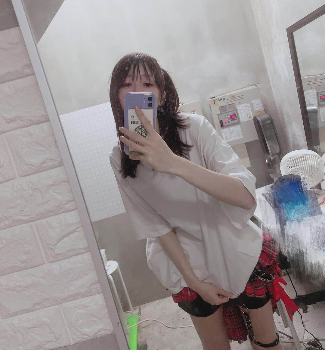 小鳥遊七星のインスタグラム：「上だけ私服 下は衣装のチグハグです🪽  9月のLIVEも全部おわりましたー！！！」