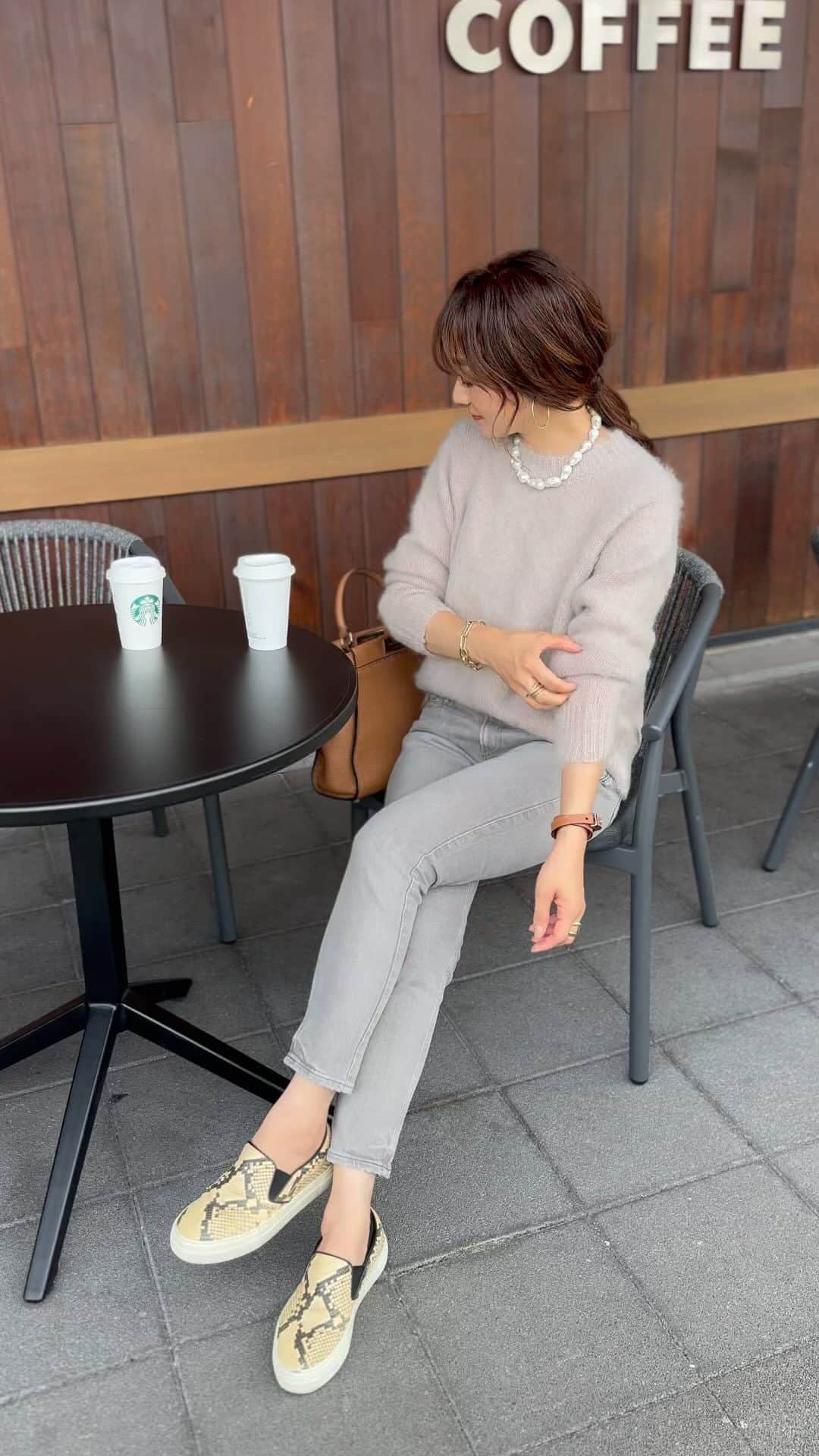 のインスタグラム：「#coordinate  展示会で一目惚れしたニット ふわふわに弱い人です🙋‍♀️  まずはデニムカジュアルに✨ 今度はスカートと合わせてみようかな  knit  @ur_rosso  jeans  #upperhights  bag  #fendi  shoes  #pellicosunny   #ワントーン #大人カジュアル #jeans#デニムコーデ #カジュアルコーデ #スニーカーコーデ #casual#fashion」