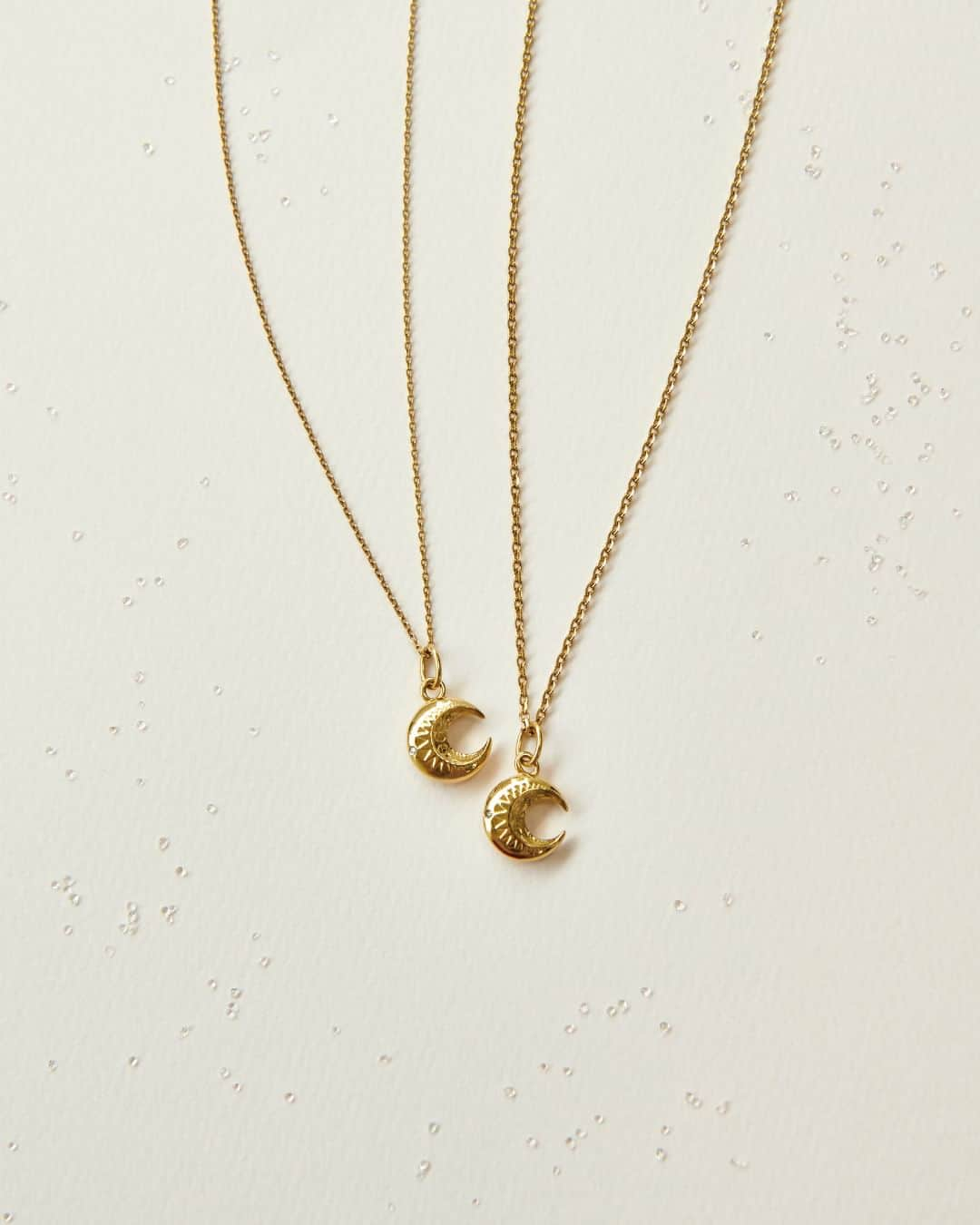 THE KISS ザ・キッスのインスタグラム：「【PAIR NECKLACE】  「成長の象徴」とも言われる月モチーフネックレス。 丸みのあるぷっくりとしたフォルムでかわいらしさも🤍 まるで瞬く星を思わせる1石のストーンが、胸元にきらめきを添えます。  ----------  NECKLACE（SUS）：¥8,800（税込）  ----------  #thekiss #ザキッス #ペアネックレス #ネックレス #月 #ステンレス #ジュエリー #記念日　#ギフト #ショップ #取扱店 #星 #お守り  @thekiss_love_happy」