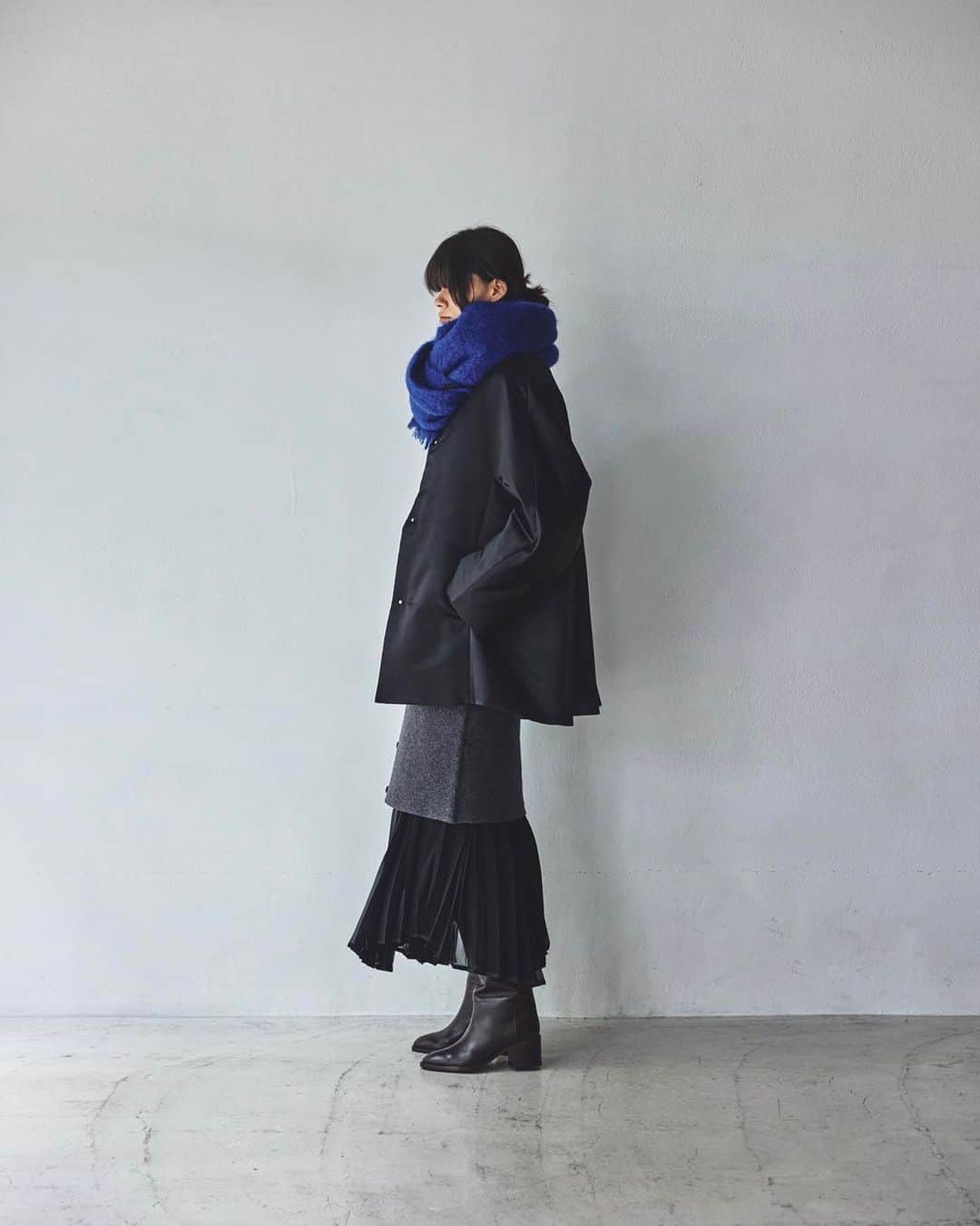 DRESSLAVEのインスタグラム：「. DRESSLAVE 2023 AUTUMN & WINTER COLLECTION  coat ¥50,600 ( Coming soon ) cardigan ¥22,000 skirt ¥31,900 boots ¥64,900/ #FABIORUSCONI stole ¥17,600/ #MantasEzcaray  #DRESSLAVE #ドレスレイブ #23aw #2023aw #autumn #winter #catalog #webcatalog #fashion #coordinate #styling #knit #ストール　#マフラー #アウター #スカート #プリーツスカート」