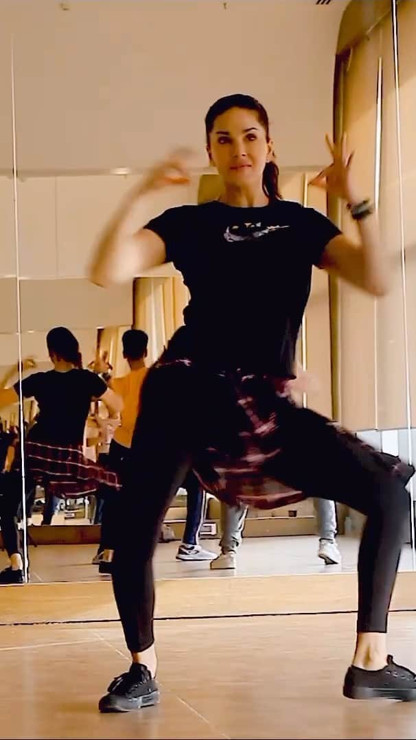 サニー・レオーネのインスタグラム：「lol practice practice. Messed the step up here but I got it right in the shot! Exciting stuff coming soon guys!! So exciting!」