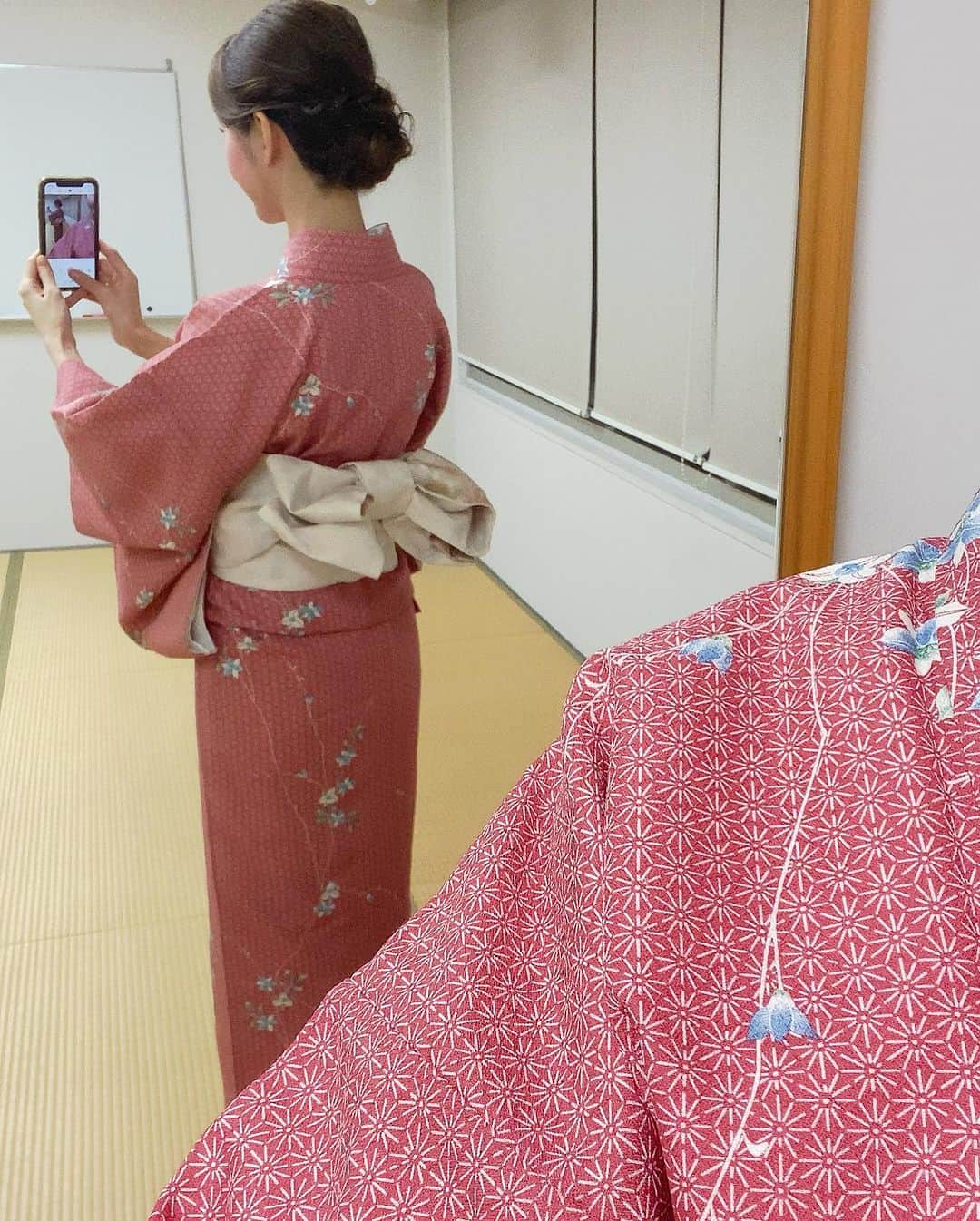 奈々子さんのインスタグラム写真 - (奈々子Instagram)「先日 @kelly_nagoya さんの企画にて着付けの先生と…♪  @kimonodehello で11月からとても素敵なきもの講座が開講されます👘  私も体験させていただきました♡⃛  着物は好きで昔から着ているものの、半幅帯の着付けは初めて✨ いつものお太鼓結びとは違い、蝶々結びもとても新鮮🎀 浴衣のように簡単に結べて手軽に着れるので、着付け初心者の方にもとっても優しい内容で受講できます🫶🏻  また、私が着用している洗える着物や半幅帯・ぞうり・長襦袢や着付け小物12点のプレゼント付き✨  着付けをマスターしたら着物でお茶や軽食を楽しむお出かけイベントもあるそうです♪  ⚪︎受講回数全8回 (6回で着付けマスター+お出かけ2回) ⚪︎プレゼント12点つき ⚪︎受講料 ¥40,000 (お出かけ代・プレゼント品込)  名古屋だけでなく、岡崎市・岐阜・三重でも受講できるので お近くのお教室を探してみてくださいね🪽  講座の詳しい内容は、民族衣裳文化普及協会のホームページもチェックしてみてください🌷  #PR #きものdeハロー #一般財団法人民族衣裳文化普及協会 #きもの #着物でお出かけ #着付け #日刊ケリー」9月29日 20時25分 - nanako__official