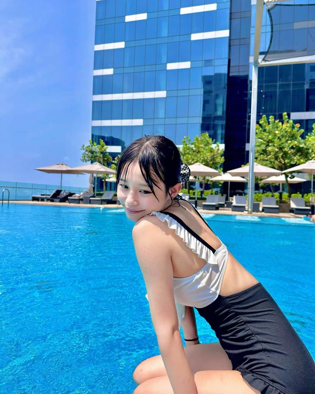 村川緋杏さんのインスタグラム写真 - (村川緋杏Instagram)「プール🏊  シンガポール旅行で朝起きてすぐ！ 泳ぎに行ったくらいプールだいすき🥺🩵  うきうきすぎて 水着も3着くらい買って 持って行ったんだ〜😙  シンガポールの有名な ホテルのプールではないんだけど😂 同じようなインフィニティプールだった🫶🏻  関東でおすすめの プールおしえて🥺🏊🏊🩵」9月29日 20時25分 - murakawabibiann