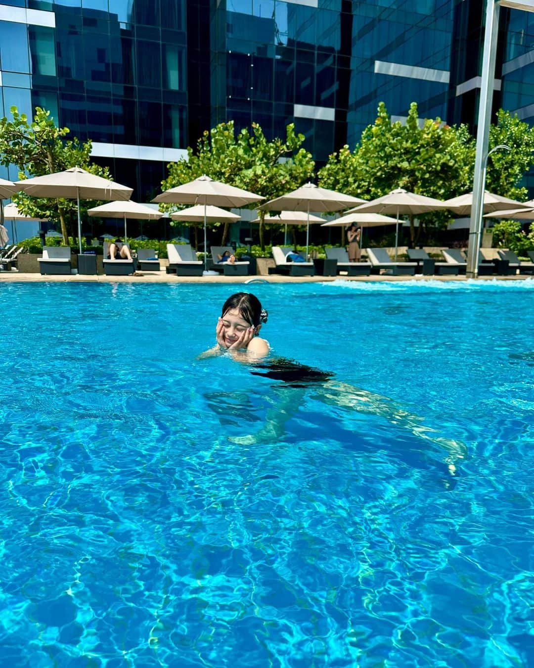 村川緋杏さんのインスタグラム写真 - (村川緋杏Instagram)「プール🏊  シンガポール旅行で朝起きてすぐ！ 泳ぎに行ったくらいプールだいすき🥺🩵  うきうきすぎて 水着も3着くらい買って 持って行ったんだ〜😙  シンガポールの有名な ホテルのプールではないんだけど😂 同じようなインフィニティプールだった🫶🏻  関東でおすすめの プールおしえて🥺🏊🏊🩵」9月29日 20時25分 - murakawabibiann