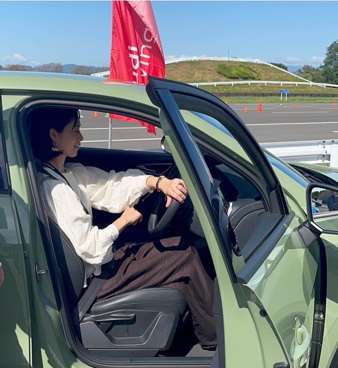AYUMIさんのインスタグラム写真 - (AYUMIInstagram)「#PR  Audi の女性限定イベント〔Audi Women’s driving experience〕にご招待いただき参加してきました。  @audijapan   Audiには電気自動車も色々とあります。さすがAudi ✨ どれも乗り心地最高で運転しやすく快適！  今回の参加者は女性ドライバーということで、基本的なドライビングポジションからAudi の技術を活かしたドライブまで、エレガントかつ安全でスムースなドライビングスタイルを公認インストラクターの方々が丁寧に教えてくださいました。  そのおかげで、フルブレーキや滑りやすい路面での対処、スラロームなど、普段体験できないような運転も安心してコースをまわることができました☺️  このイベントに参加して、以前より自信を持って運転できそうです♪  同伴者の方も楽しめるプログラムもあり、ご夫婦やカップルで来られている方も多く和やかな雰囲気で、ランチ後のトークショーでは Audi の環境への取り組みも知ることができました。  これからはイベントで学んだ女性らしいスムースドライビングを心がけていきたいです😊  #Audi」9月29日 20時25分 - ayumiayunco