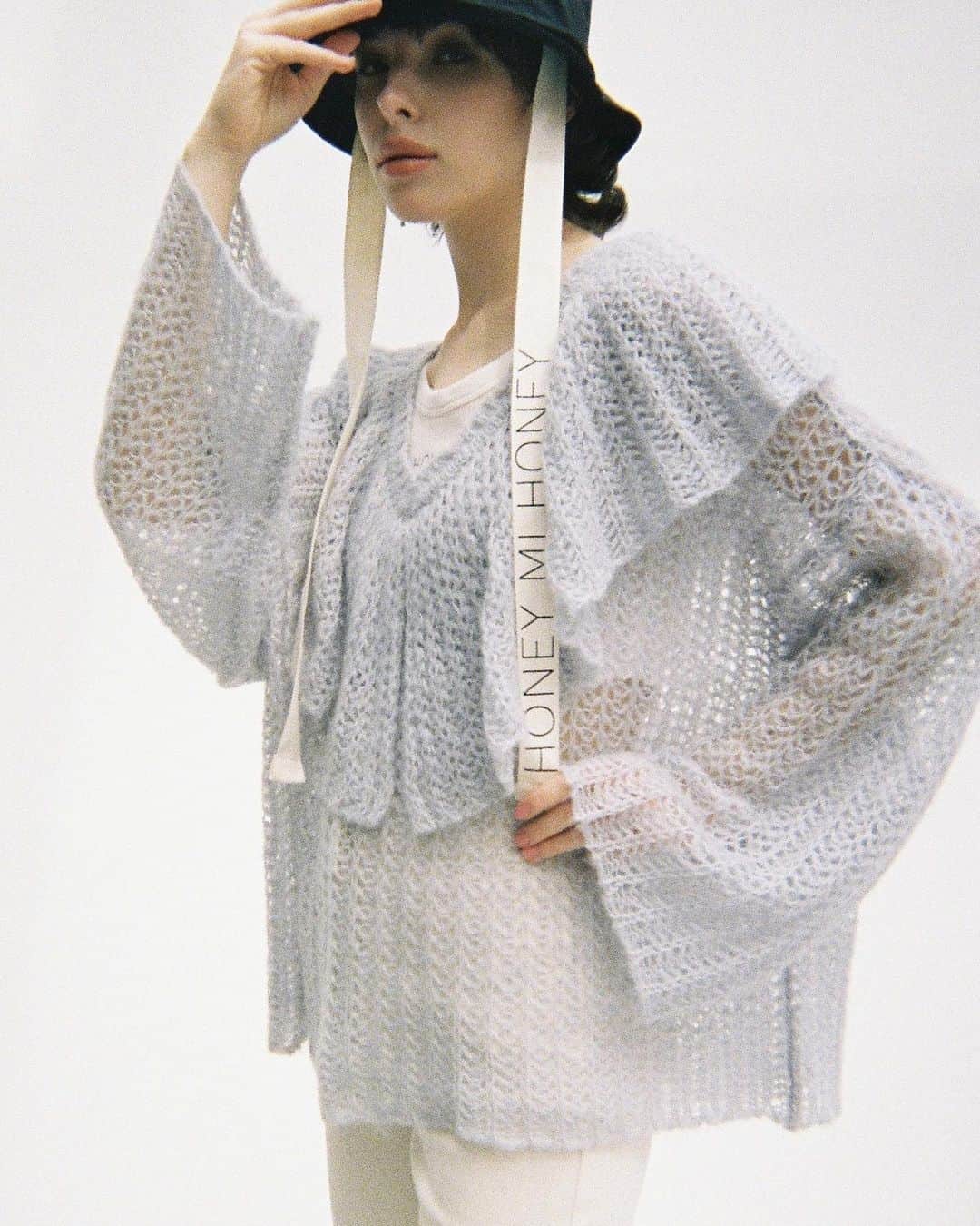 簑島三佳さんのインスタグラム写真 - (簑島三佳Instagram)「frill collar crochet knit  昨日発売されて即完売したサックスとピンクの再入荷が決定しました！  明日12:00よりオーダースタートします🙏  買い逃した方はお早めに♡  ちなみに私は白にした🤍 白は後僅か！  @honeymihoney_official  #HONEYMIHONEY」9月29日 20時26分 - minoshimamika