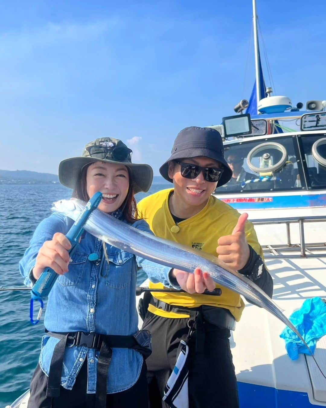 小雪さんのインスタグラム写真 - (小雪Instagram)「🎣 #釣りビジョン 発見！すごかby九州 鹿児島で太刀魚☺️ @fishingvision  10/2(月)20時～ 初回放送です！  柳田先生と和気あいあいロケしてます🙆 @gryanagida 楽しかったなー！ そして美味しかったー！  #釣り #太刀魚 #タチウオテンヤ #錦江湾 #今回は船酔いしなかった😂」9月29日 20時26分 - koyuki2