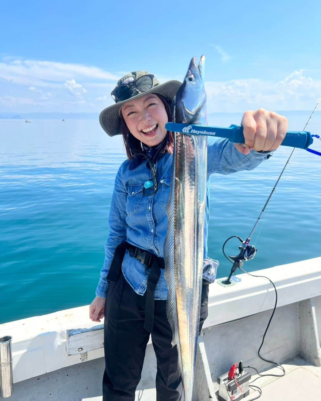 小雪のインスタグラム：「🎣 #釣りビジョン 発見！すごかby九州 鹿児島で太刀魚☺️ @fishingvision  10/2(月)20時～ 初回放送です！  柳田先生と和気あいあいロケしてます🙆 @gryanagida 楽しかったなー！ そして美味しかったー！  #釣り #太刀魚 #タチウオテンヤ #錦江湾 #今回は船酔いしなかった😂」