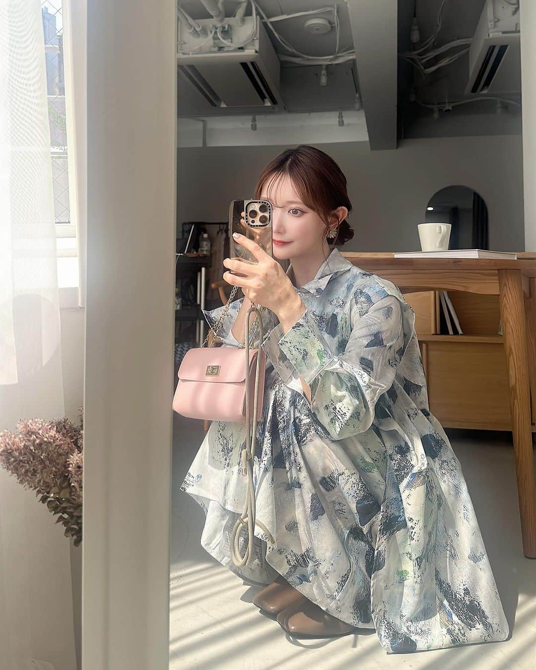 のインスタグラム：「ふんわりきれいなおねえさん に擬態したきのうの撮影おふしょが 好評だったからのせておくよ🦭☁️」