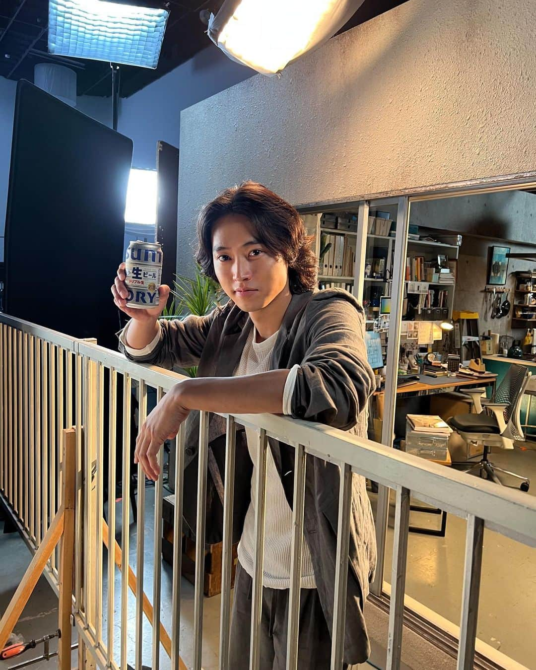 山﨑賢人のインスタグラム：「10月1日からサントリー生ビールの新CMがOA開始になります！！ #PR #サントリー #生ビール #撮影オフショット」