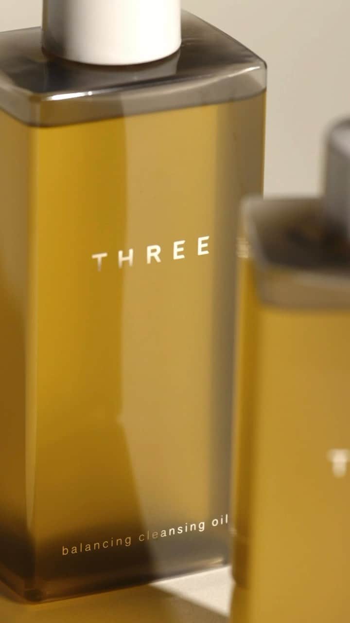 THREEのインスタグラム：「季節の変わり目。肌もこころもゆらぎやすい今こそ、心地よい精油の香りと共に癒しのクレンジングタイムを。  1滴1滴に、たっぷりのこだわりを込め、植物の恵みを贅沢に使用した“バランシング クレンジング オイル N”  1日の疲れを解きほぐすような香りと、軽やかなテクスチャー。 オイルクレンジング特有のぬるつきも、乾燥も感じさせず、スピーディーにメイクオフ。 みずみずしい洗いあがりで、思わず触りたくなる肌へ導きます。  #threecosmetics  #THREEクレンジング #バランシングクレンジングオイルN #バランシングクレンジングオイル  #精油」