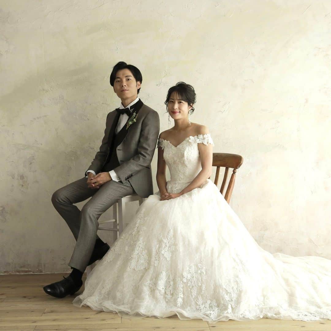 CLAIREのインスタグラム：「新郎新婦様の魅力を最大限に引き出すスタジオ撮影✨ ―——————————————— 『CLAIRE(クレール)』は、 現在、全国21店舗展開中のブライダルスタジオです💐  一生に一度の記念としてぴったりな さまざまなプランやロケーションスポットもご用意しております✨  ୨୧ 情報は公式HPへ ୨୧ こちらのプロフィール先のリンクからご覧いただけます♪ @clairebridalstudio ―——————————————— #クレールブライダルスタジオ #フォトウェディング #結婚式準備 #プレ花嫁 #卒花嫁 #和装ヘア #和装前撮り #前撮り #写真で結婚式 #白無垢 #着物 #ウェディングドレス #結婚写真 #結婚準備 #日本中のプレ花嫁さんと繋がりたい #ウエディングフォト #フォトウエディング #2023夏婚 #2023秋婚 #2023冬婚」