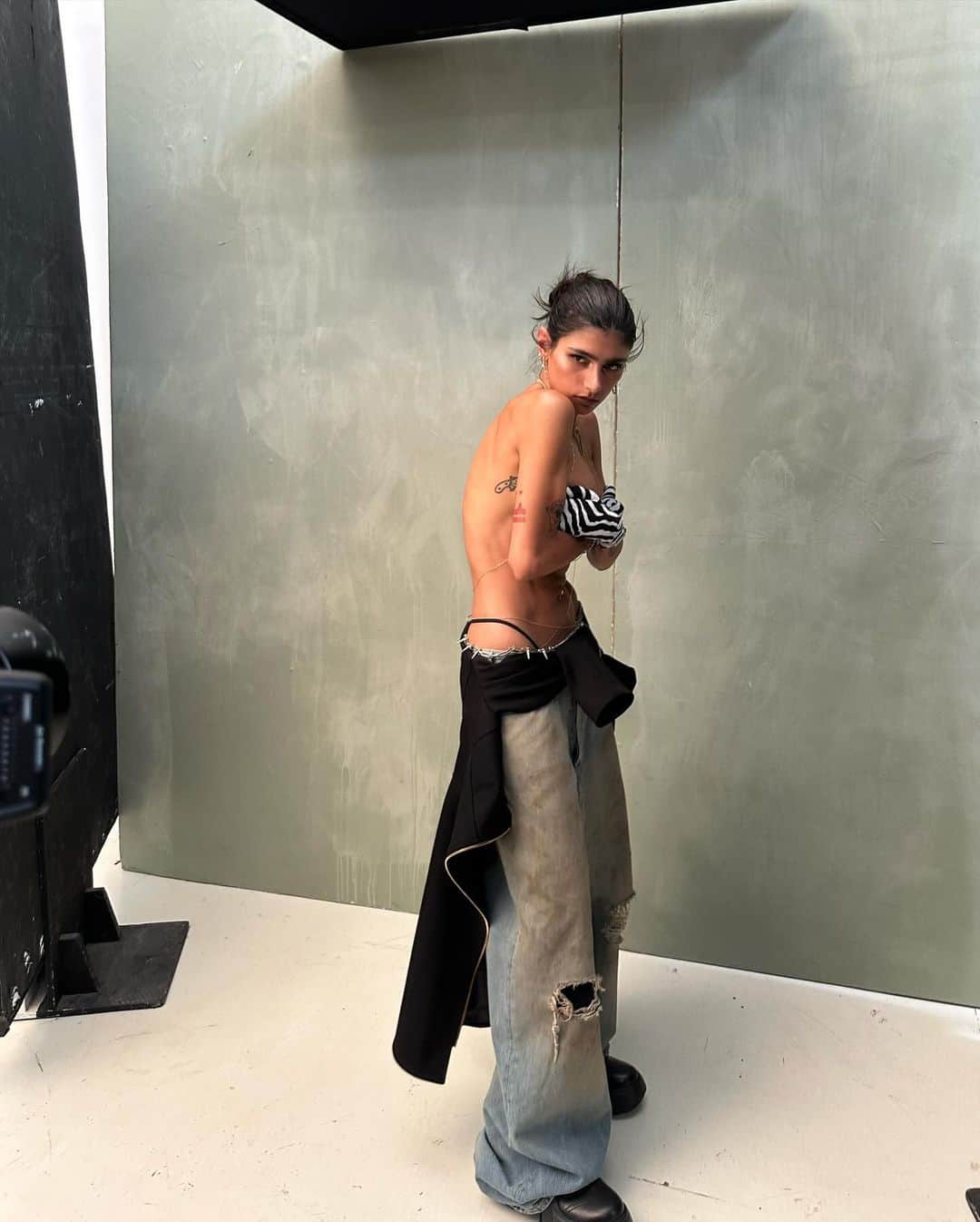 ミア・ハリファさんのインスタグラム写真 - (ミア・ハリファInstagram)「This was a dream team…. @fabienmontique on the photos and @nonovazquez on EL ESTILLO !!!! Thank you to @s_moda, such a pleasure to be featured, and so honored as always to shoot with Fabien🖤  Photo: @fabienmontique Style: @nonovazquez Thanks: @saraburnstudio Makeup: @thomaslorenzmakeup  Hair: Sébastien Le Correlle @airportagency Production: @maia_hoetink Retouch: @sam.retouch Photo Assistant: @skoczkowski and Clovis Tangu Assistant style: @antosimes」9月29日 20時40分 - miakhalifa