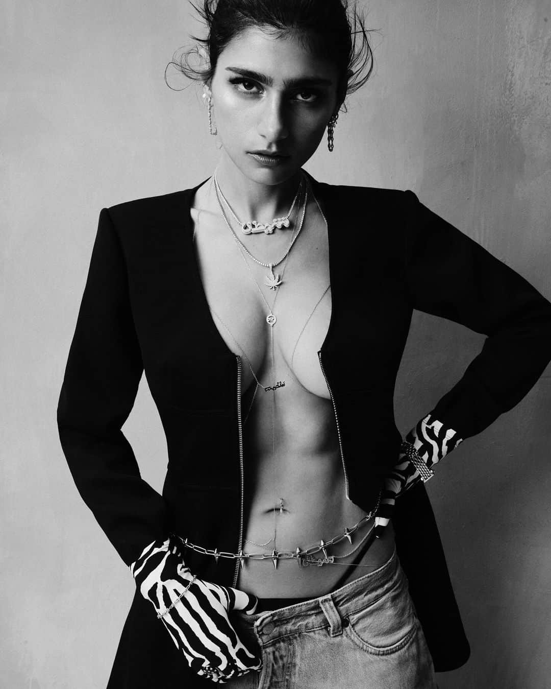 ミア・ハリファさんのインスタグラム写真 - (ミア・ハリファInstagram)「This was a dream team…. @fabienmontique on the photos and @nonovazquez on EL ESTILLO !!!! Thank you to @s_moda, such a pleasure to be featured, and so honored as always to shoot with Fabien🖤  Photo: @fabienmontique Style: @nonovazquez Thanks: @saraburnstudio Makeup: @thomaslorenzmakeup  Hair: Sébastien Le Correlle @airportagency Production: @maia_hoetink Retouch: @sam.retouch Photo Assistant: @skoczkowski and Clovis Tangu Assistant style: @antosimes」9月29日 20時40分 - miakhalifa